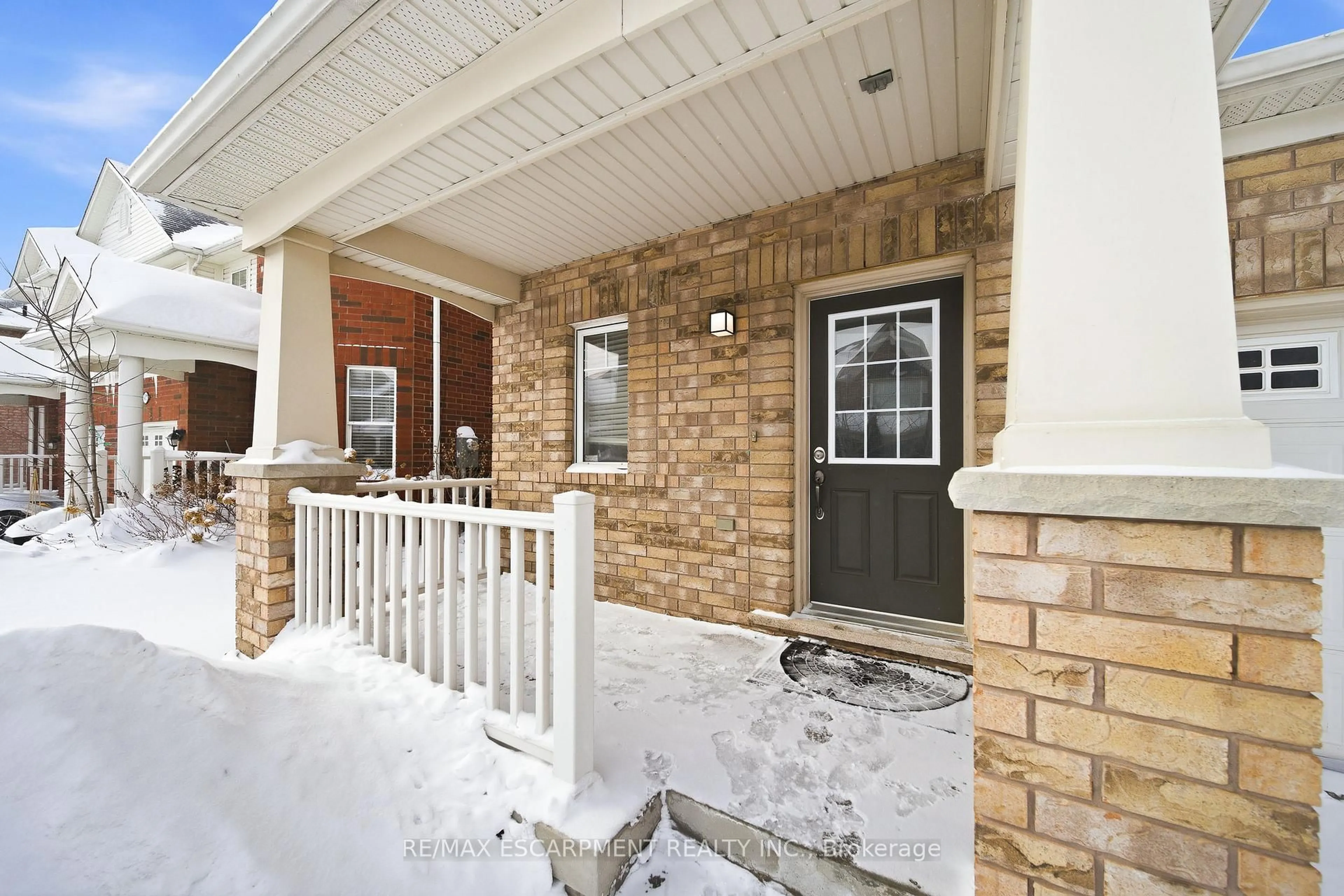 Indoor entryway for 911 Zelinsky Cres, Milton Ontario L9T 0L5
