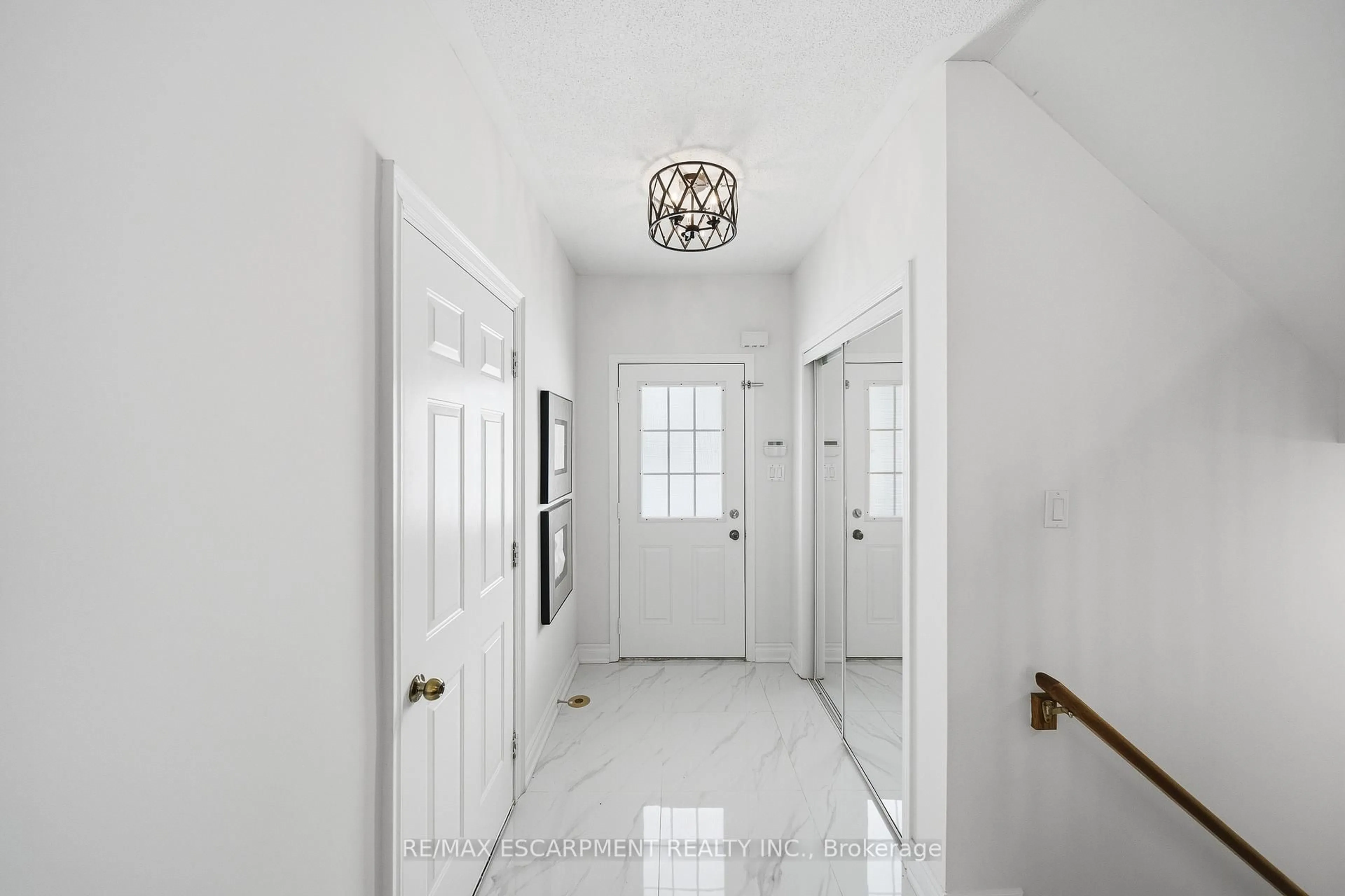 Indoor entryway for 911 Zelinsky Cres, Milton Ontario L9T 0L5