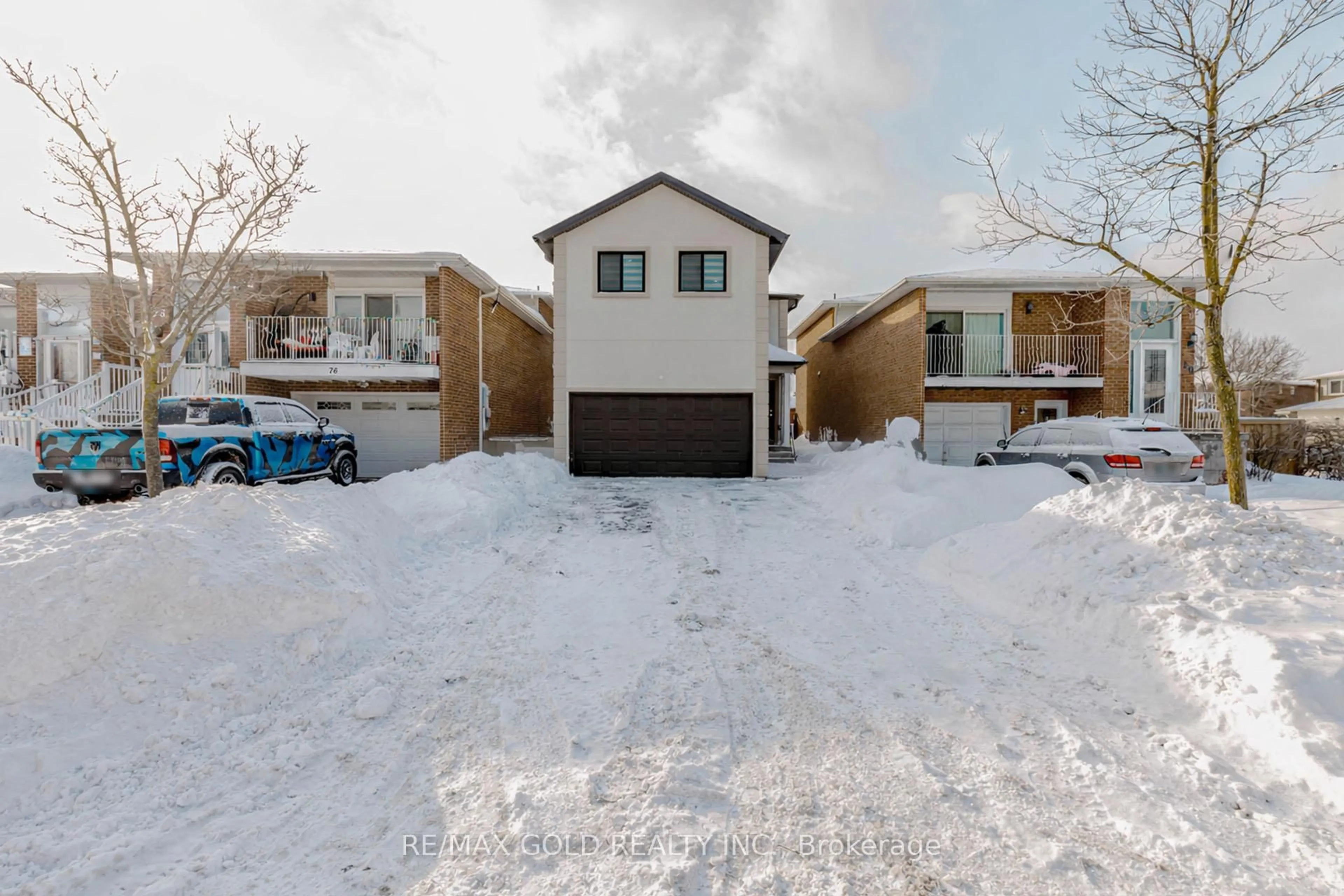 A pic from outside/outdoor area/front of a property/back of a property/a pic from drone, street for 78 Deerpark Cres, Brampton Ontario L6X 2T7