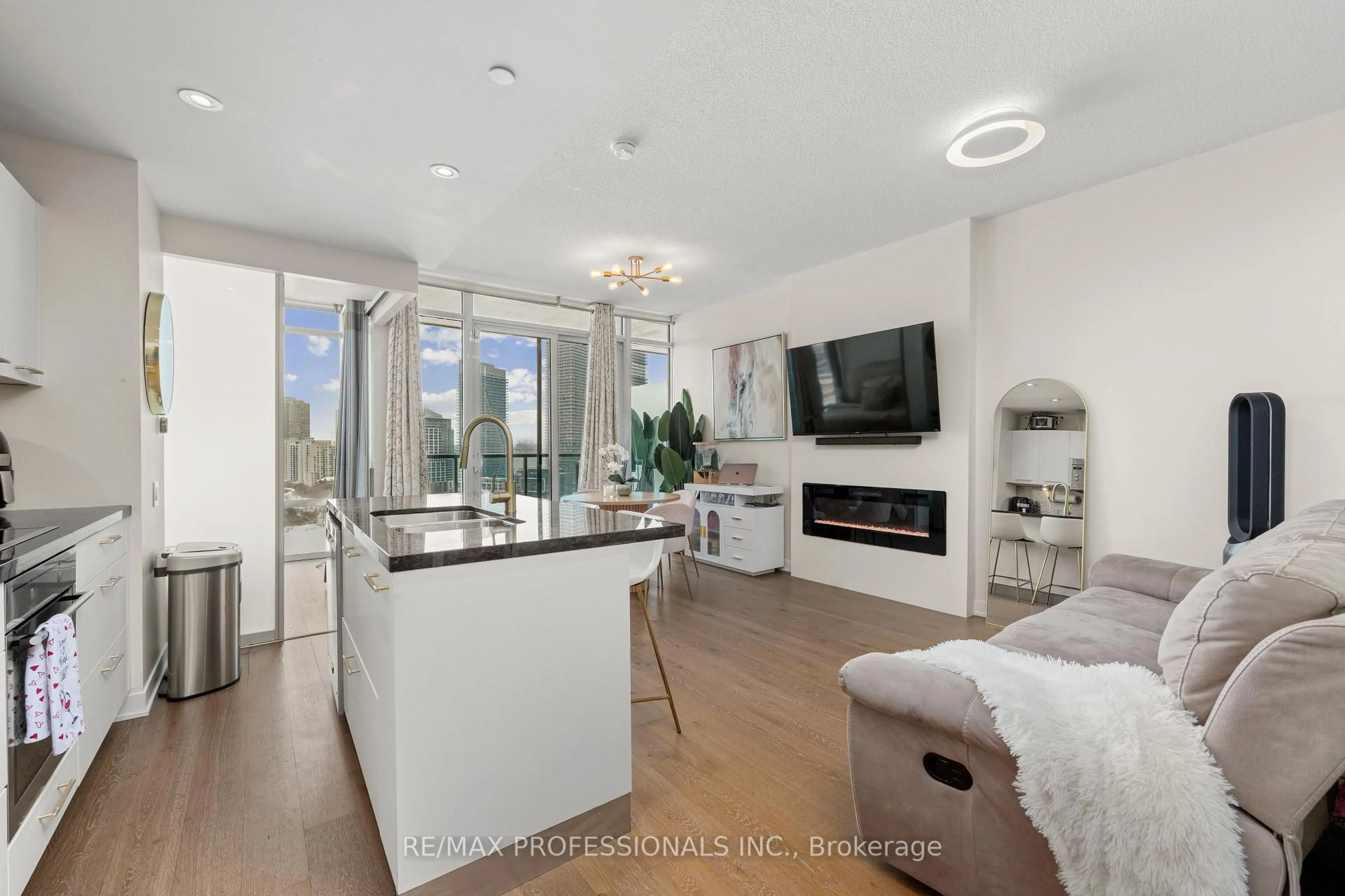 Open concept kitchen, unknown for 90 Park Lawn Rd #1810, Toronto Ontario M8Y 0B6