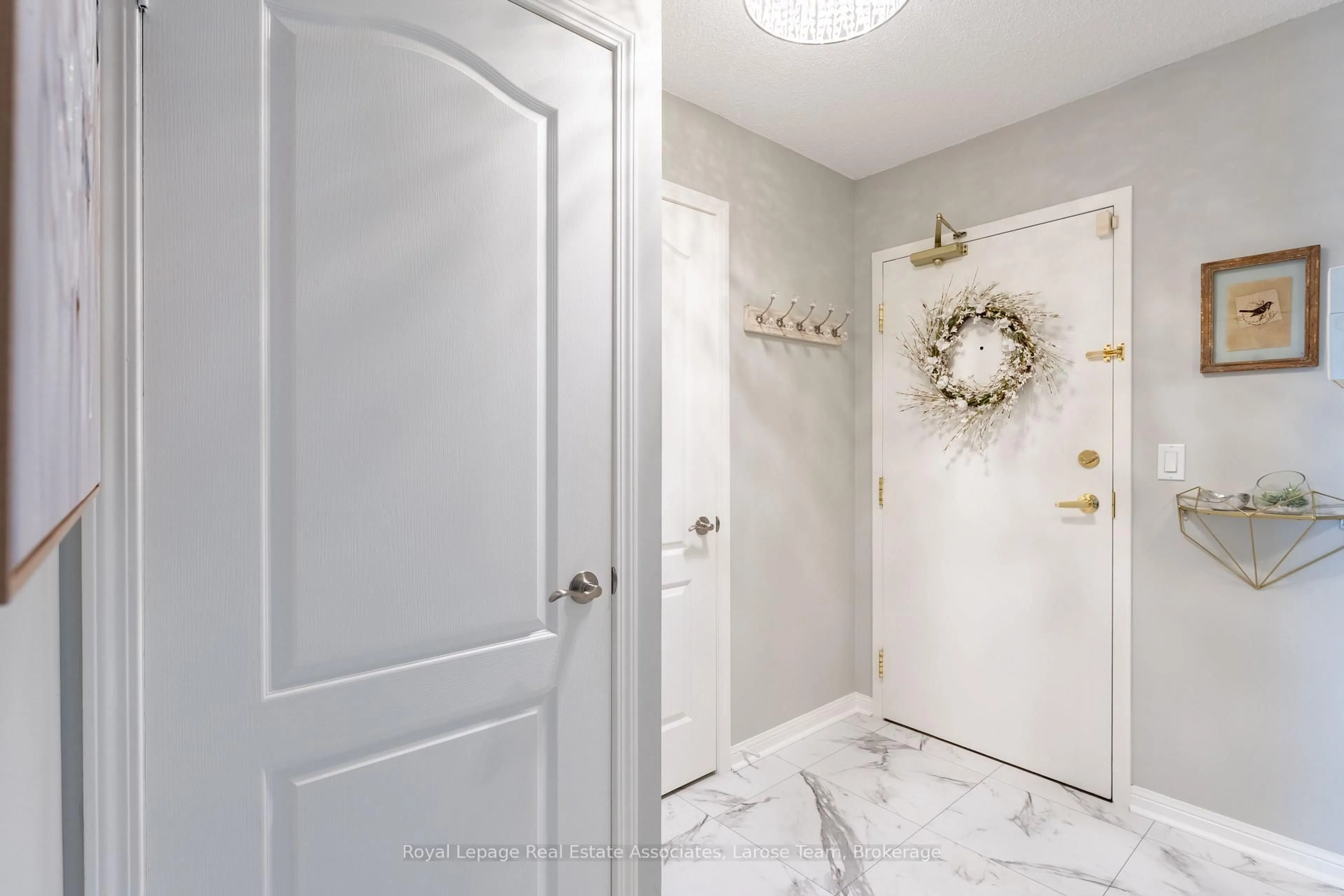 Indoor entryway for 1140 Parkwest Pl #709, Mississauga Ontario L5E 3K9