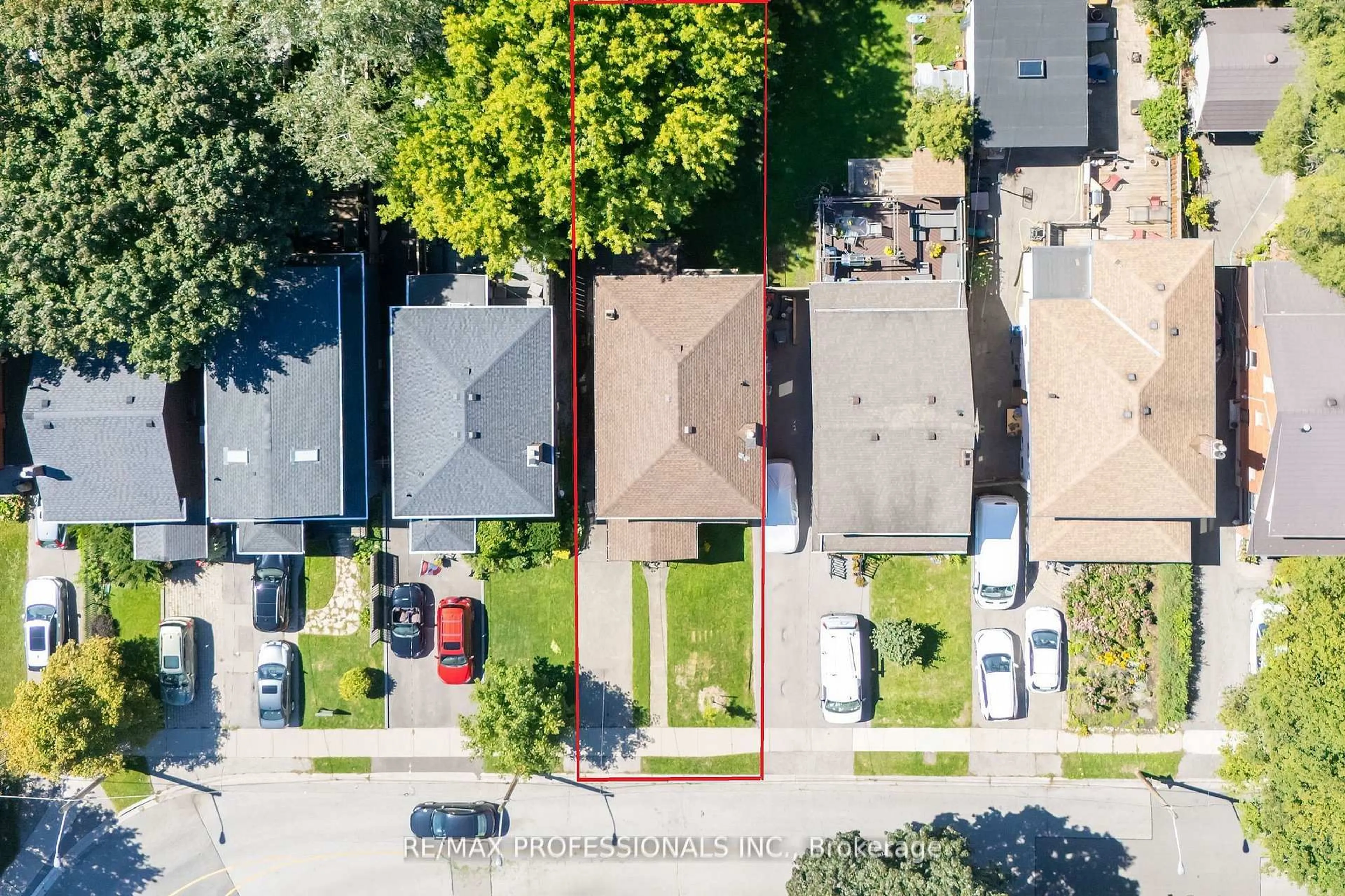 A pic from outside/outdoor area/front of a property/back of a property/a pic from drone, street for 24 Queens Ave, Toronto Ontario M8V 2N1