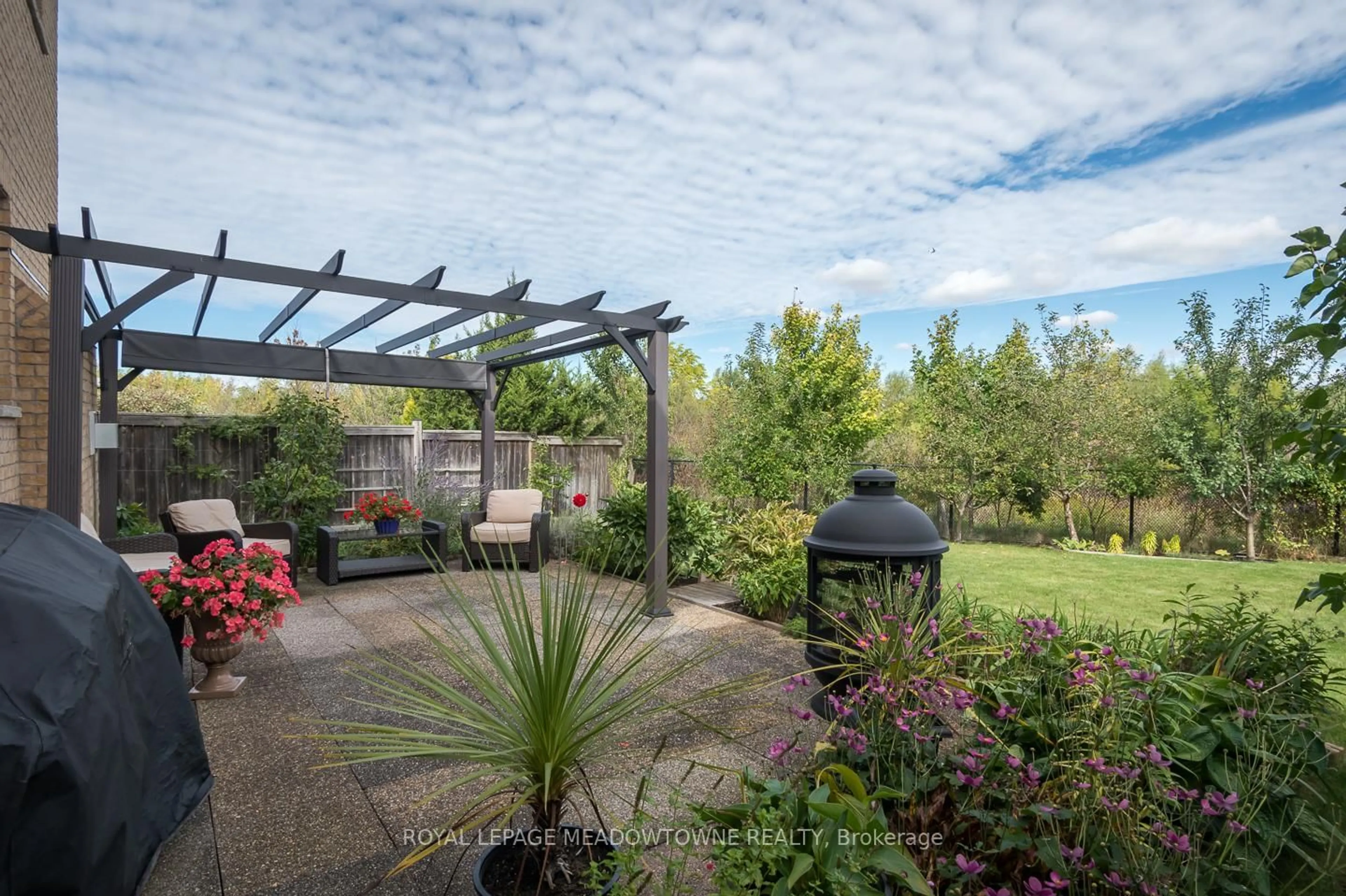 Patio, water/lake/river/ocean view for 318 Malboeuf Crt, Milton Ontario L9T 7Y5