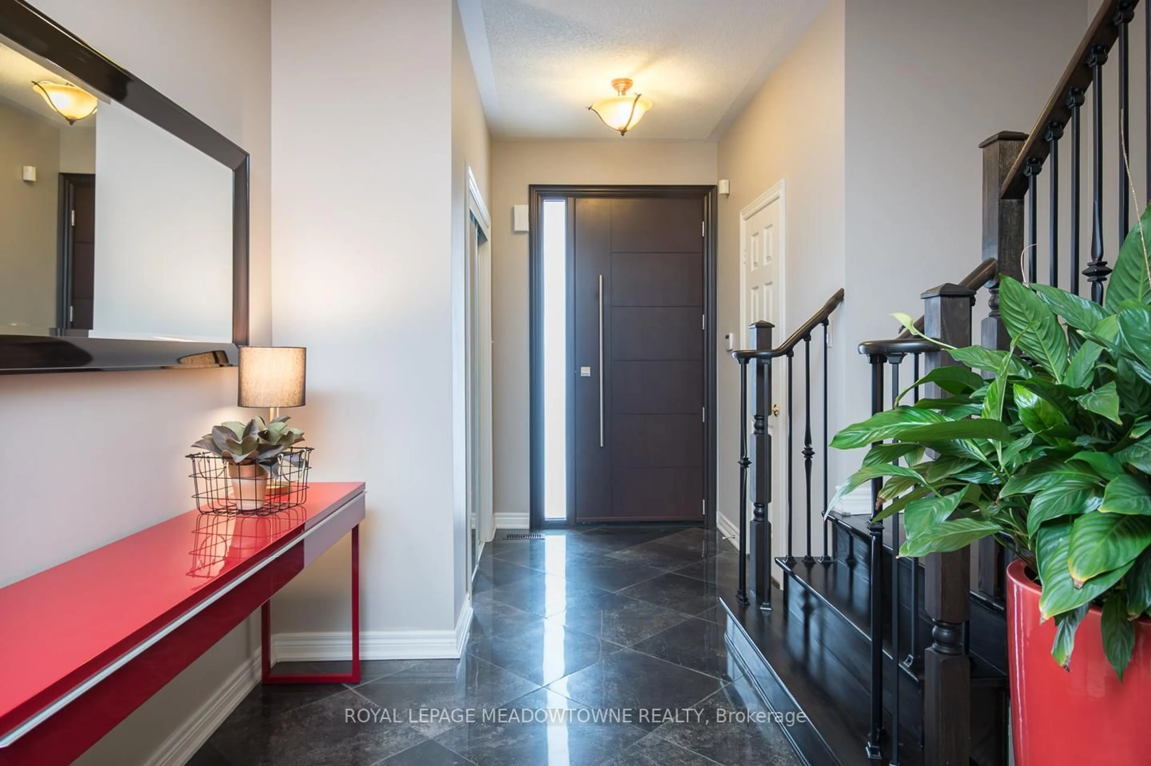Indoor entryway for 318 Malboeuf Crt, Milton Ontario L9T 7Y5