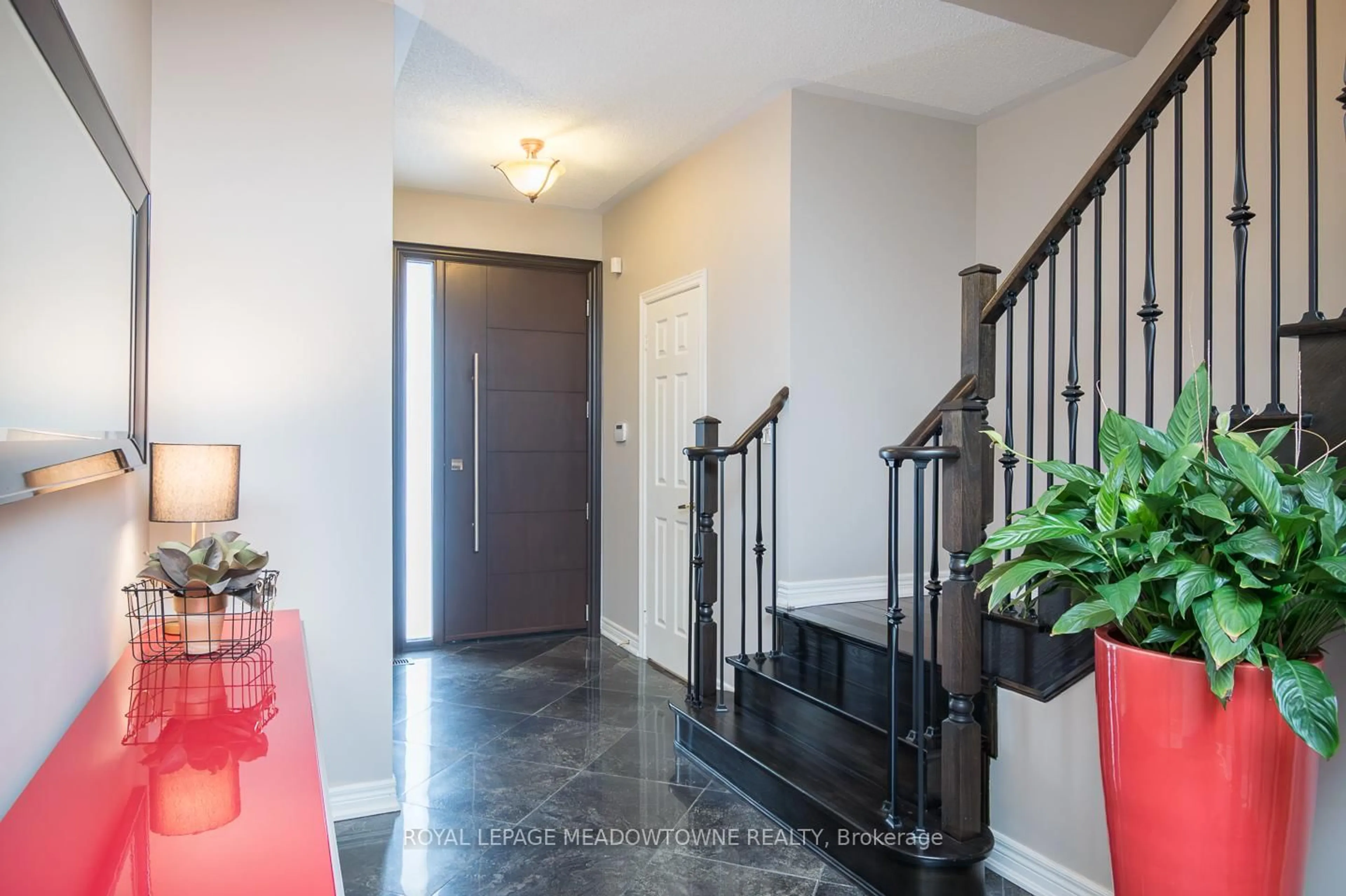 Indoor entryway for 318 Malboeuf Crt, Milton Ontario L9T 7Y5