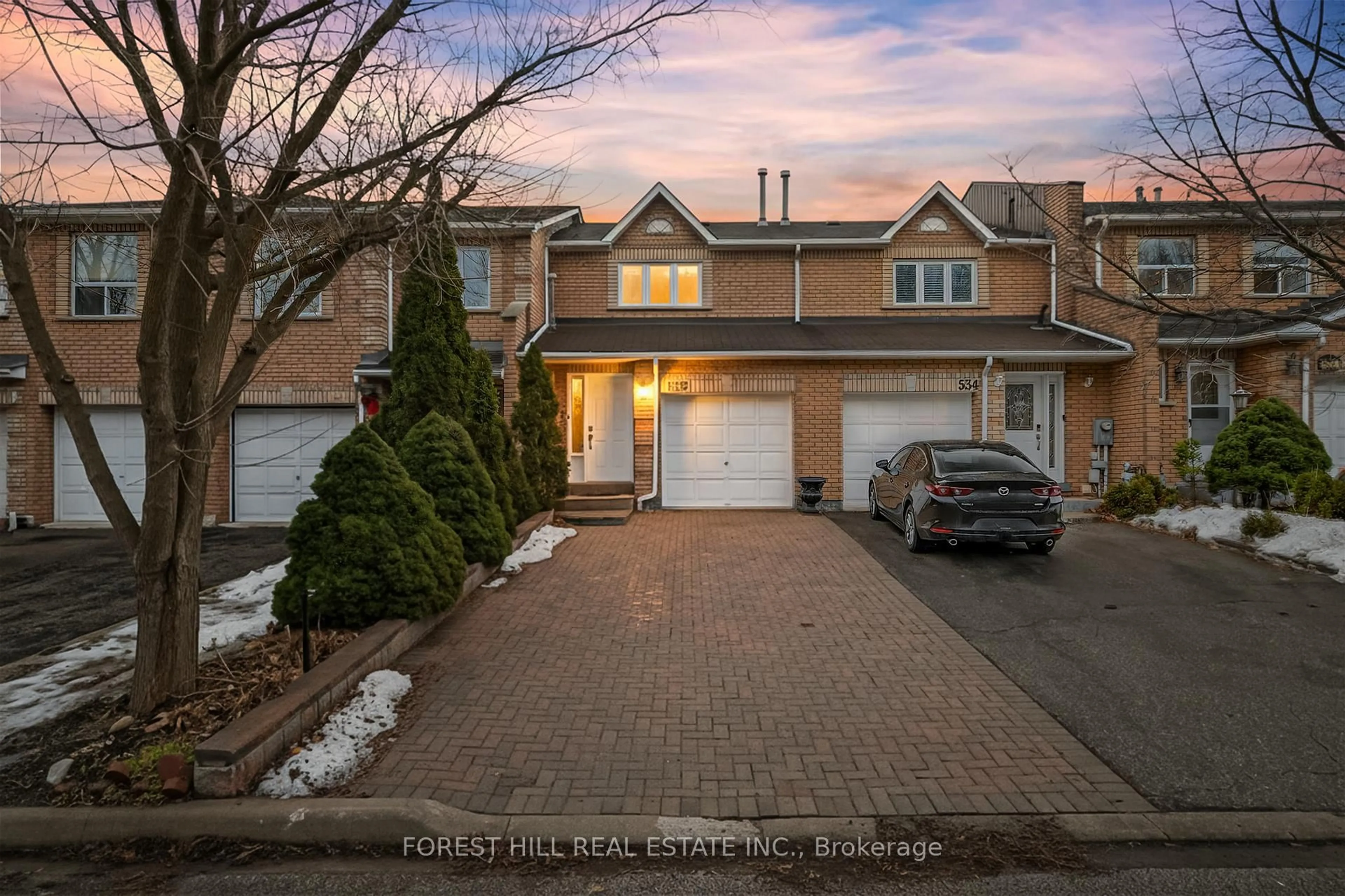 A pic from outside/outdoor area/front of a property/back of a property/a pic from drone, street for 532 Steddick Crt, Mississauga Ontario L5R 3T1