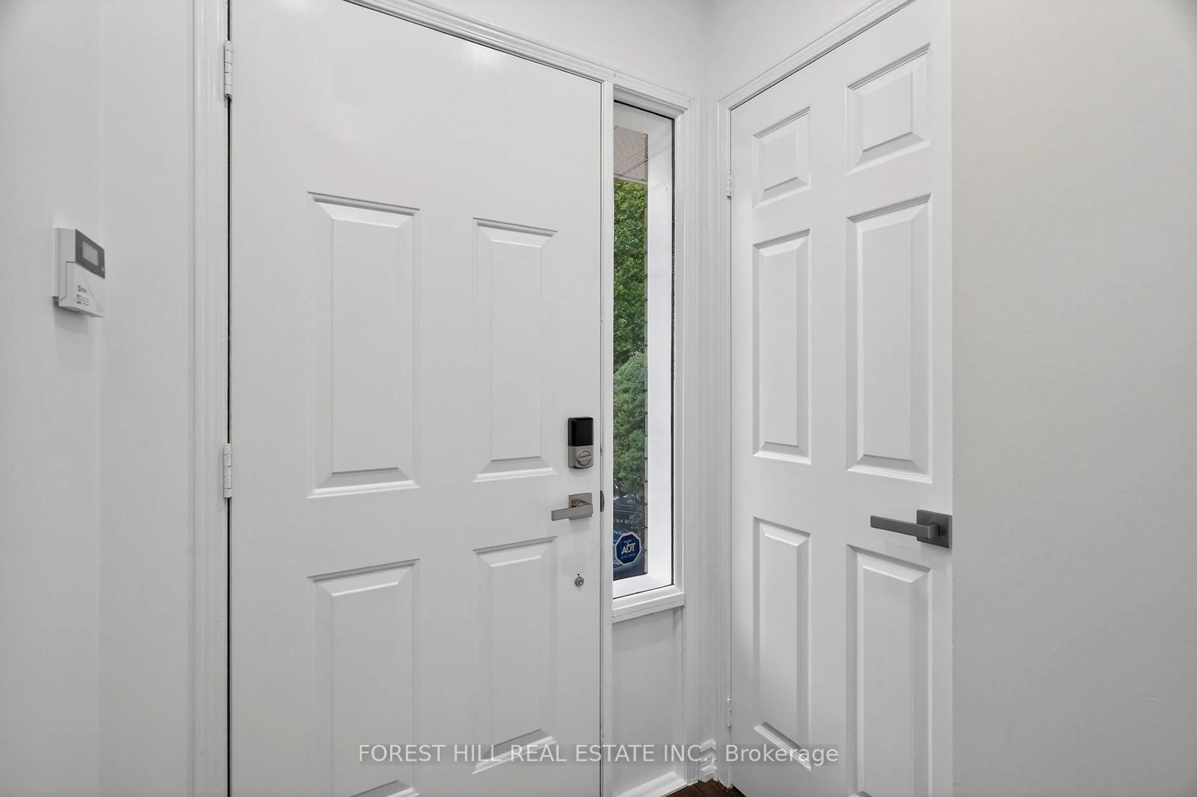 Indoor entryway for 532 Steddick Crt, Mississauga Ontario L5R 3T1