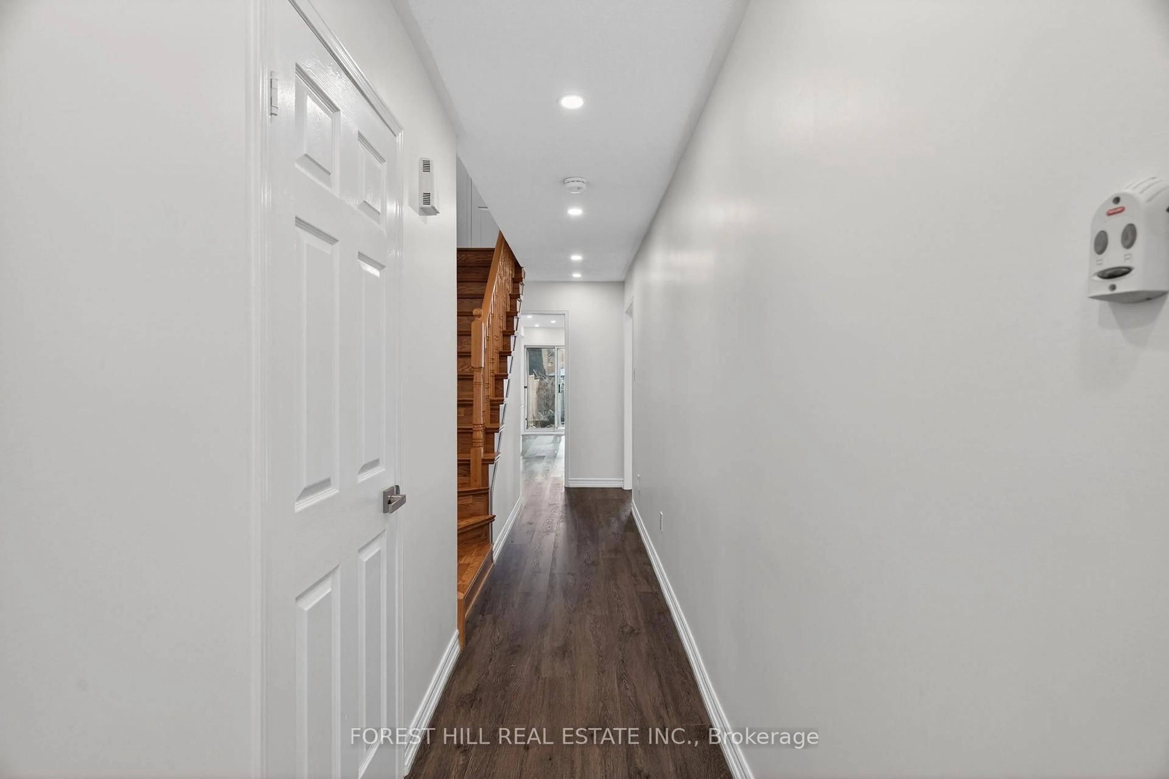 Indoor entryway for 532 Steddick Crt, Mississauga Ontario L5R 3T1