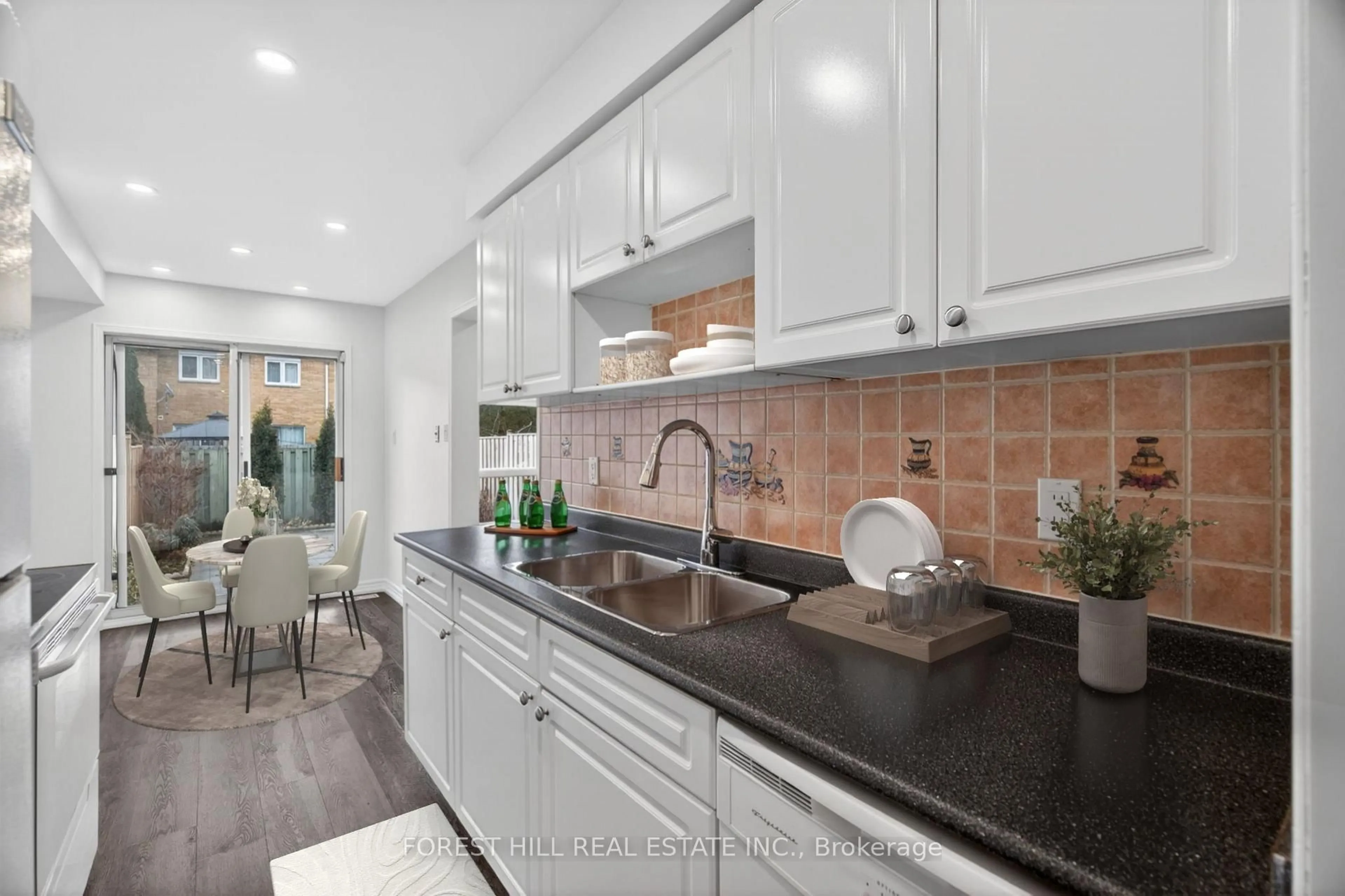 Open concept kitchen, ceramic/tile floor for 532 Steddick Crt, Mississauga Ontario L5R 3T1