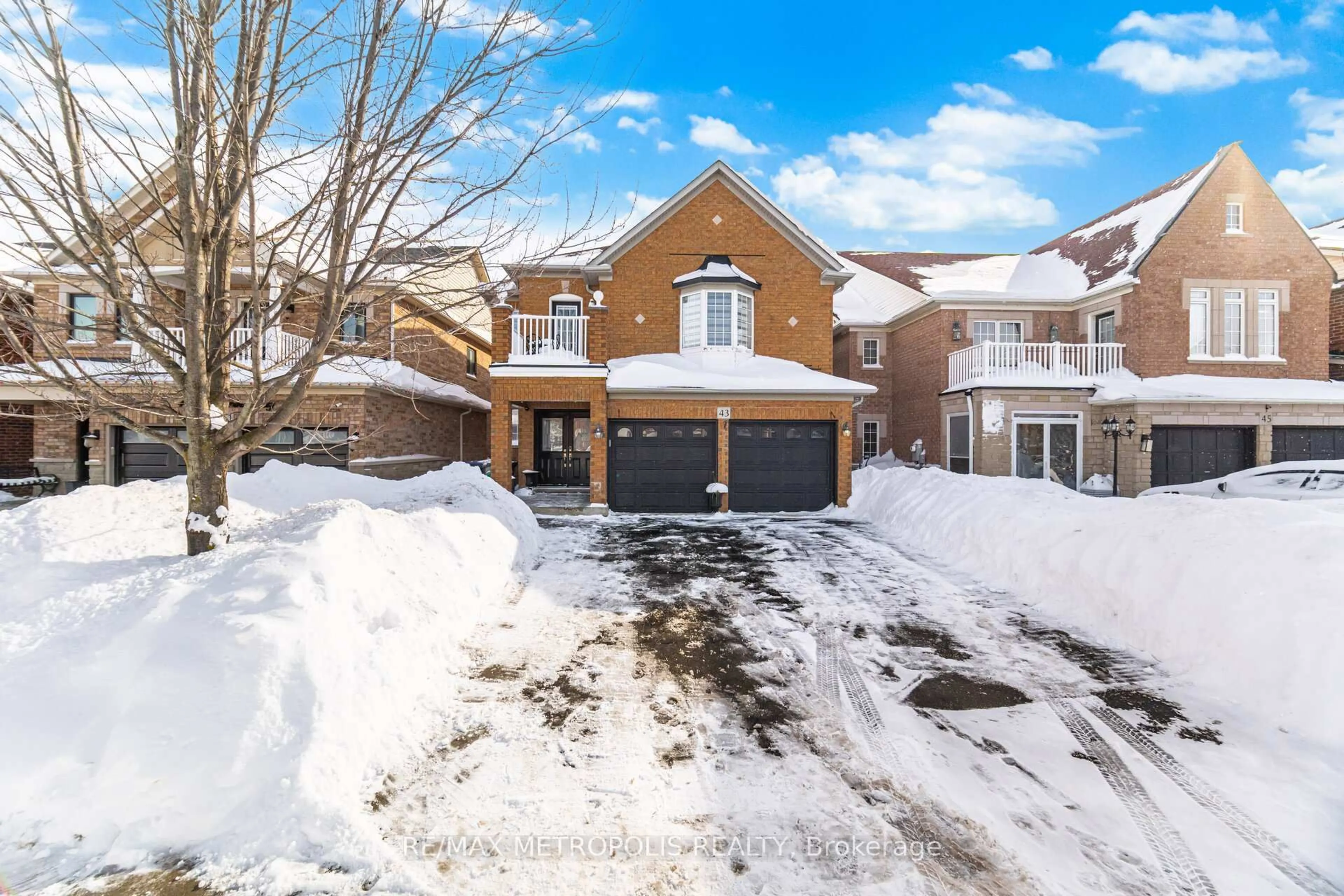 A pic from outside/outdoor area/front of a property/back of a property/a pic from drone, street for 43 El Camino Way, Brampton Ontario L7A 3C4