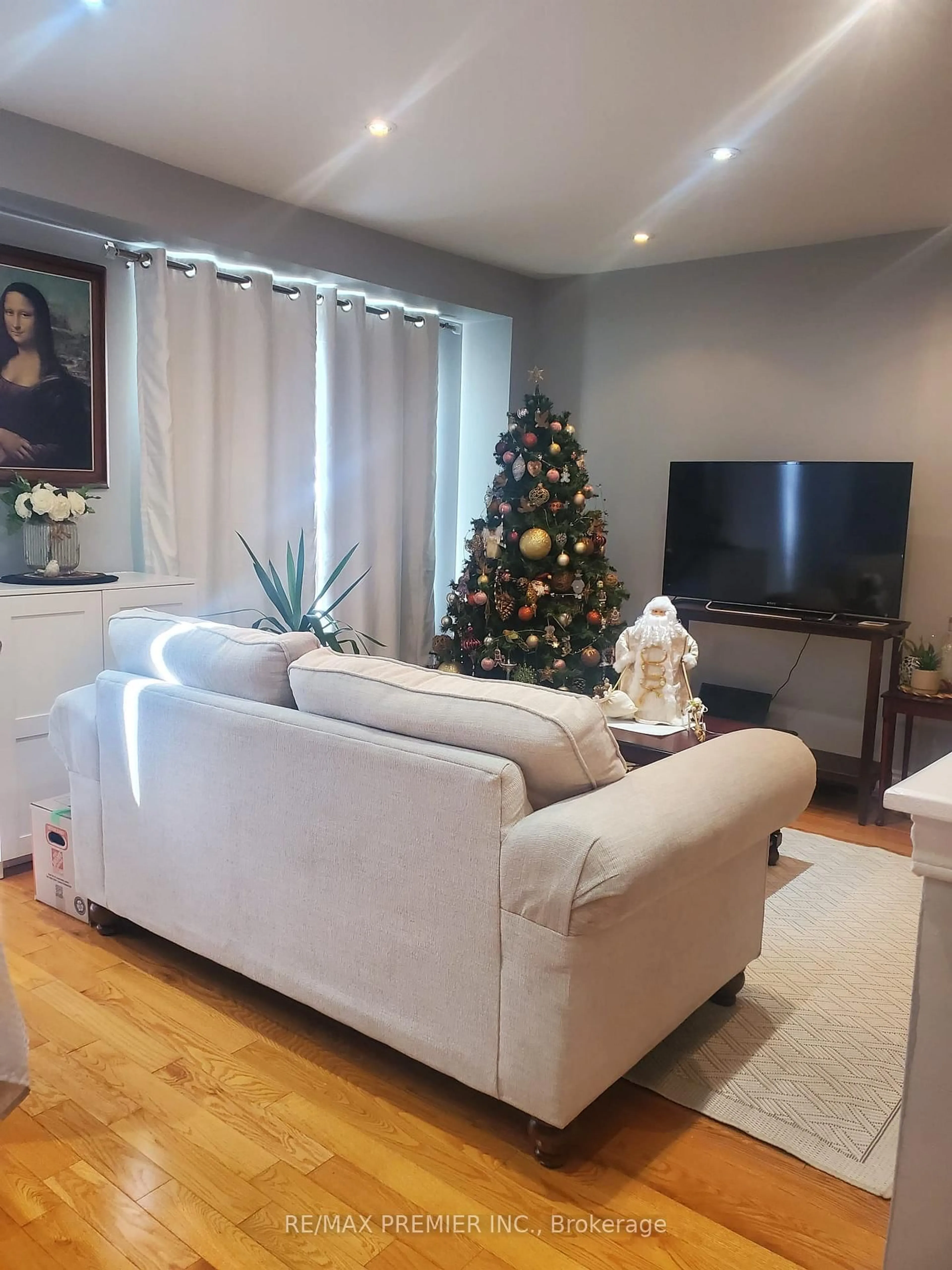 Living room with furniture, unknown for 5272 Brookwood Crt, Mississauga Ontario L5V 2N8