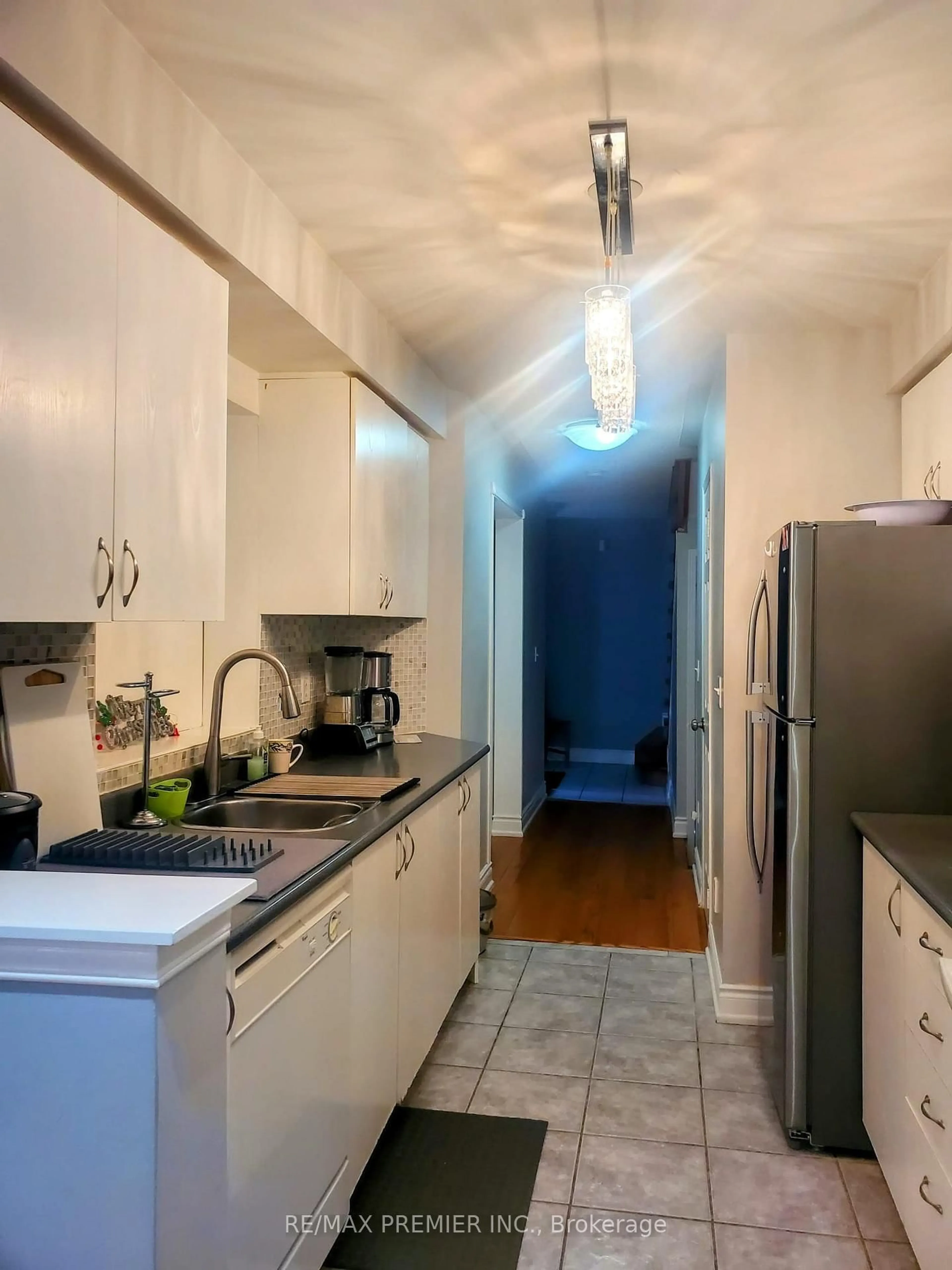 Standard kitchen, unknown for 5272 Brookwood Crt, Mississauga Ontario L5V 2N8