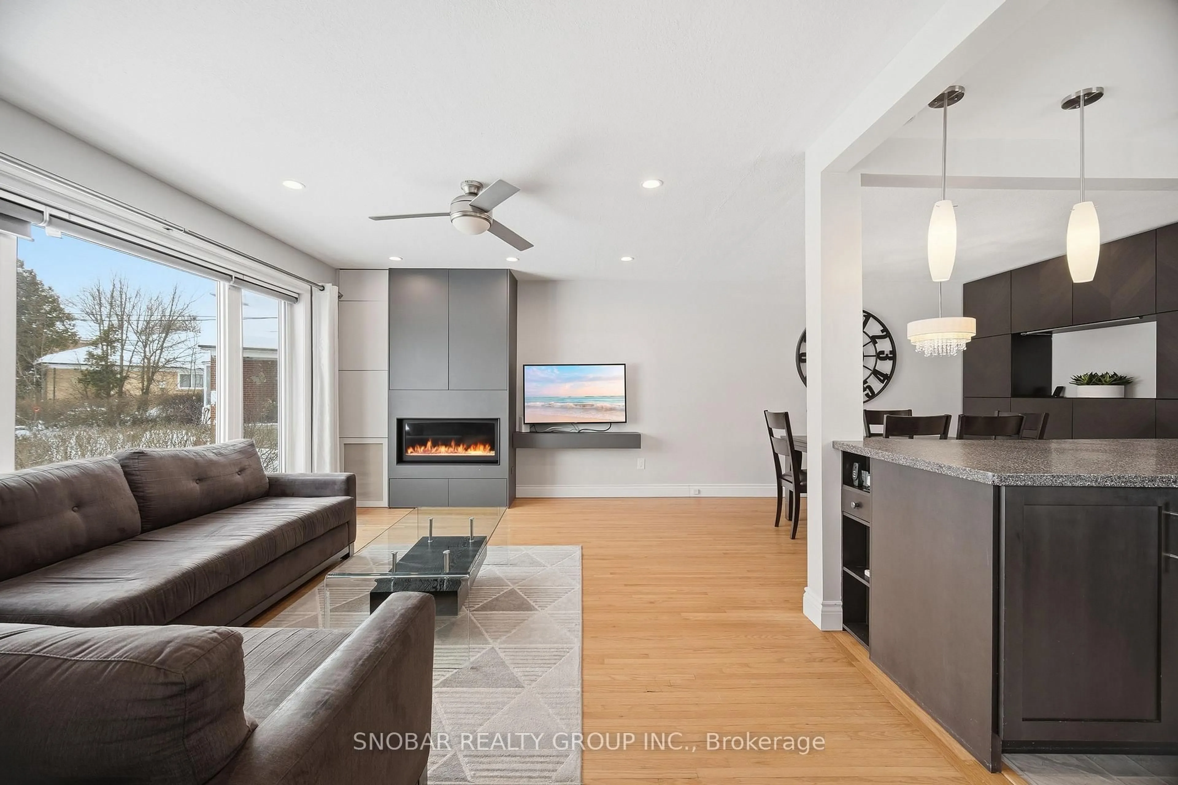 Living room with furniture, unknown for 1301 Freeport Dr, Mississauga Ontario L5C 1S5