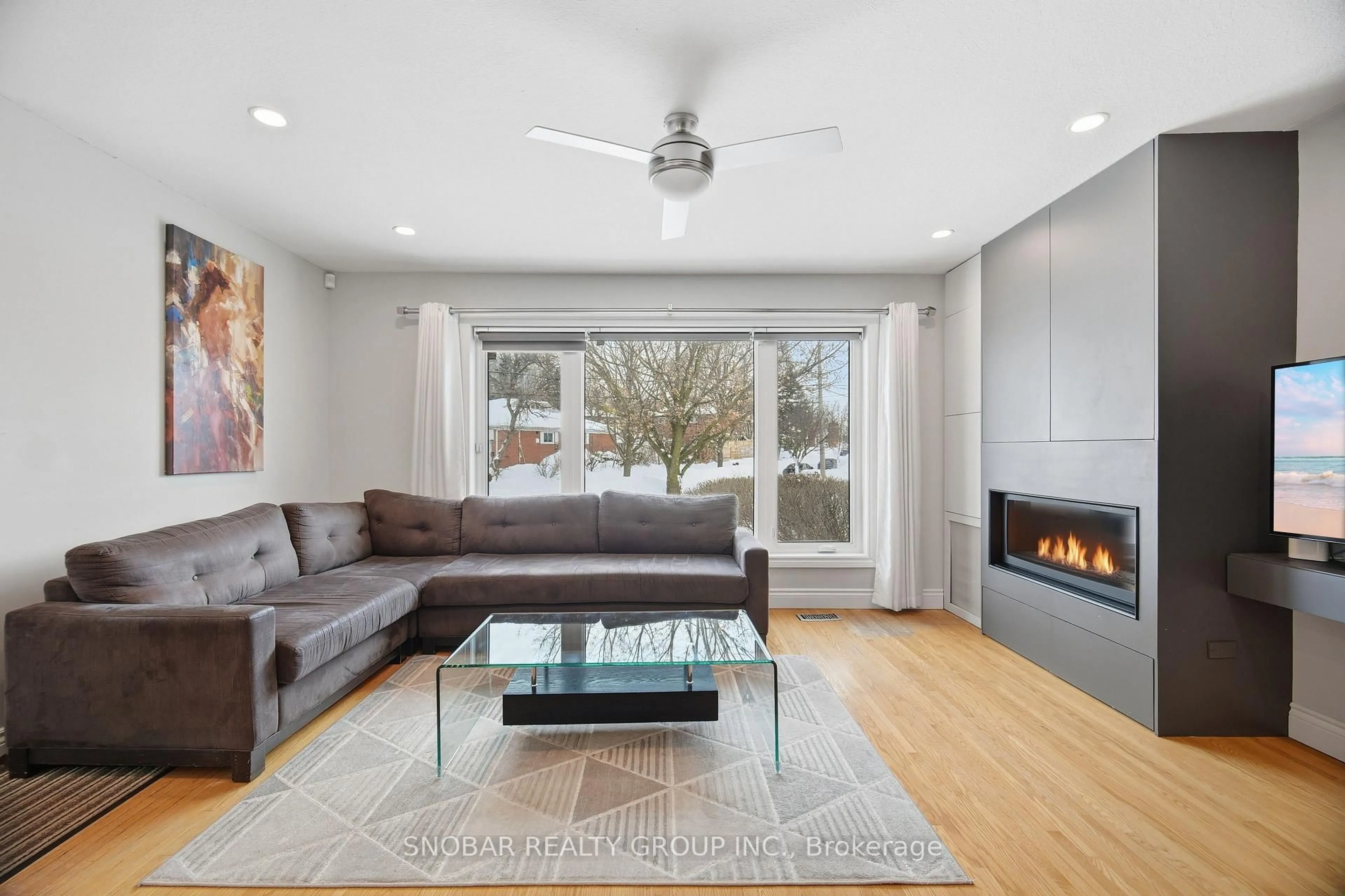 Living room with furniture, unknown for 1301 Freeport Dr, Mississauga Ontario L5C 1S5