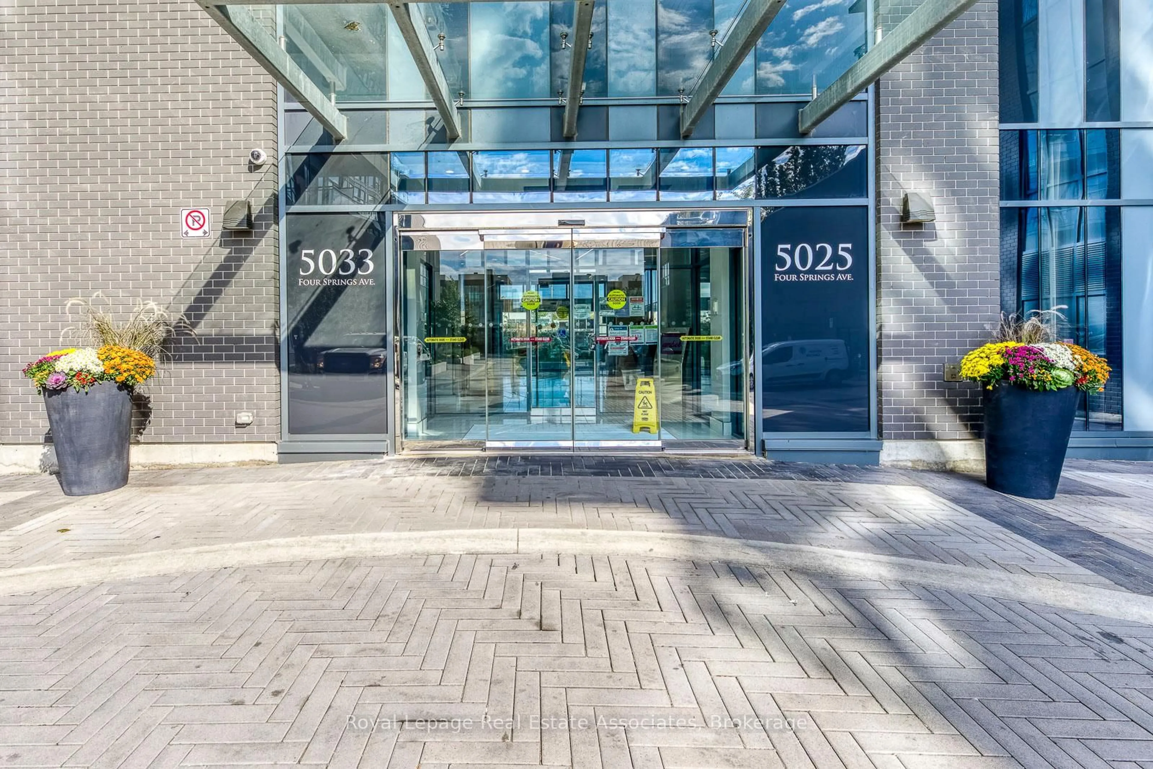 Indoor foyer for 5033 Four Springs Ave #1416, Mississauga Ontario L5R 0G6