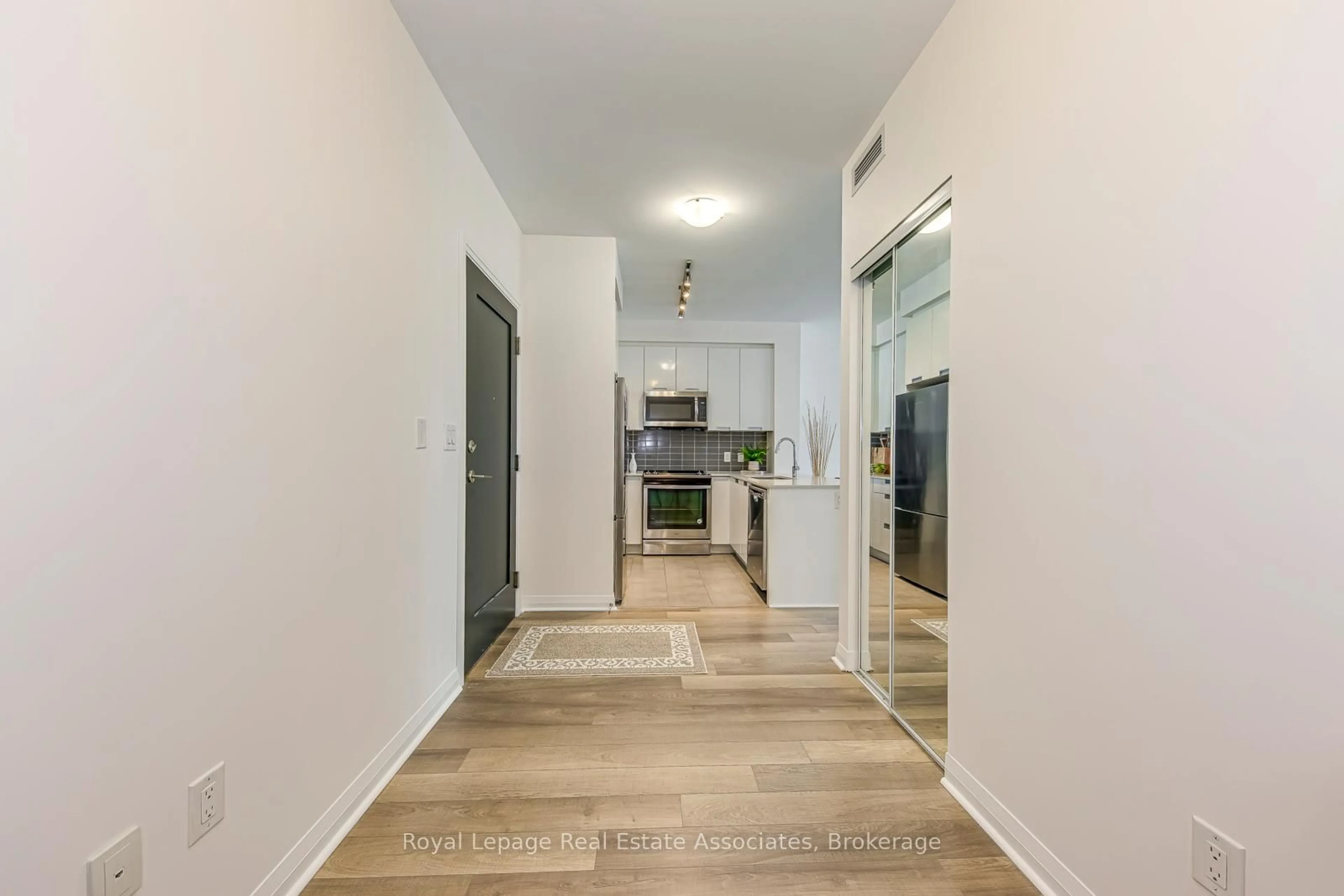 Indoor entryway for 5033 Four Springs Ave #1416, Mississauga Ontario L5R 0G6