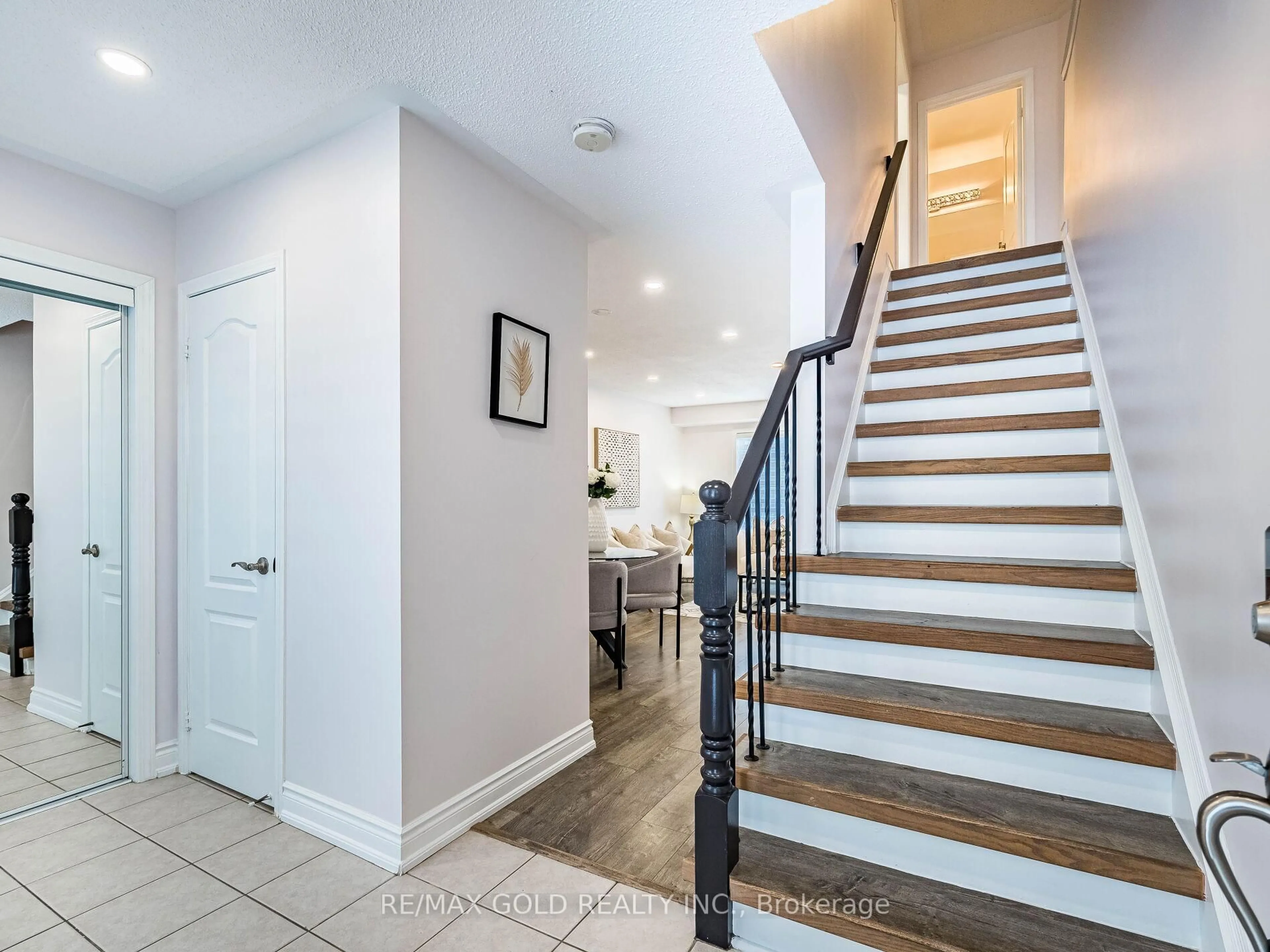 Indoor entryway for 42 Jessop Dr, Brampton Ontario L7A 3M8