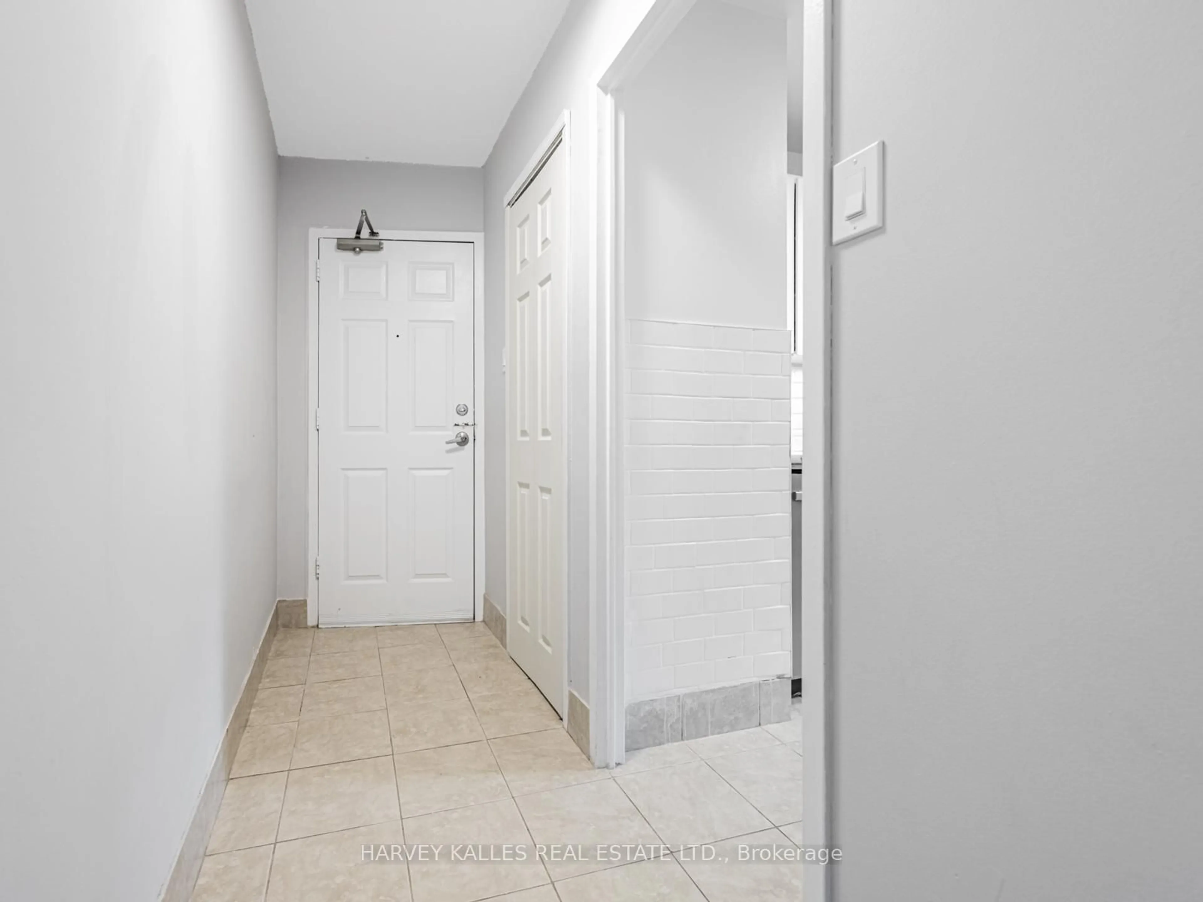 Indoor foyer for 3065 Queen Frederica Dr #505, Mississauga Ontario L4Y 3A3