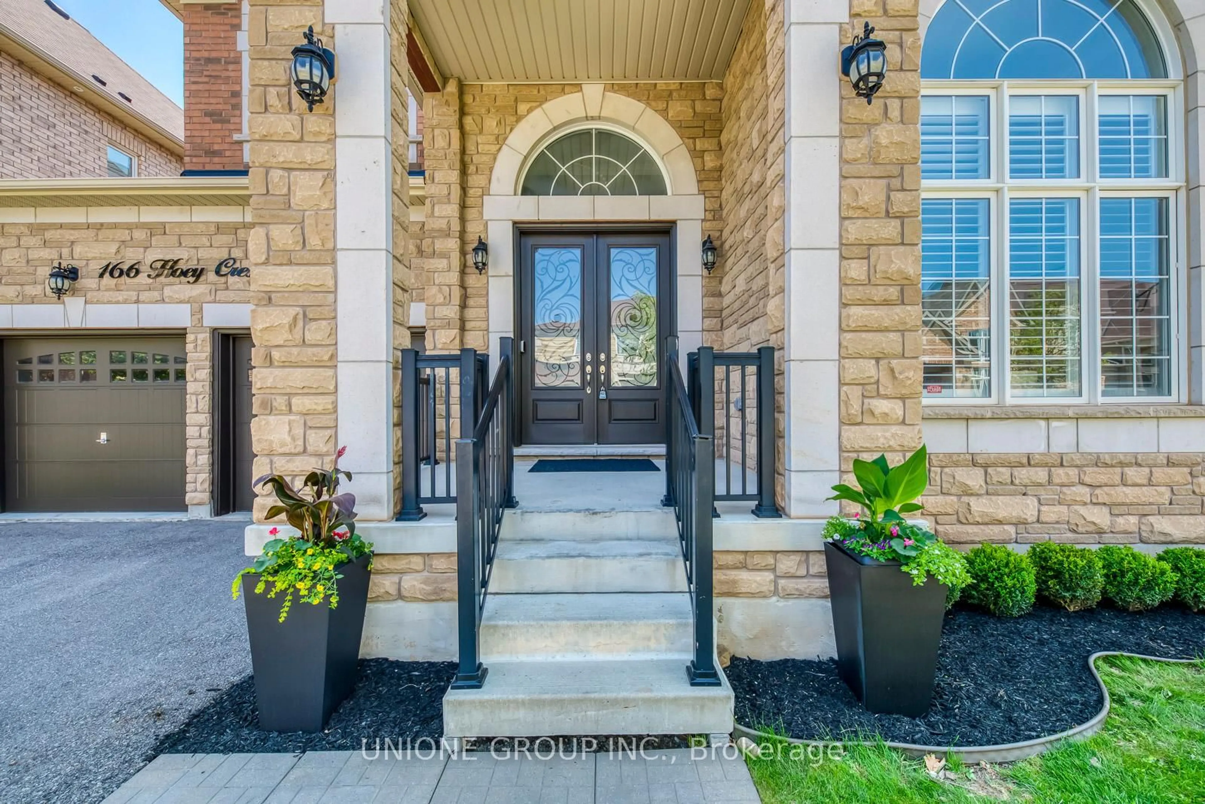 Indoor entryway for 166 Hoey Cres, Oakville Ontario L6M 0X1