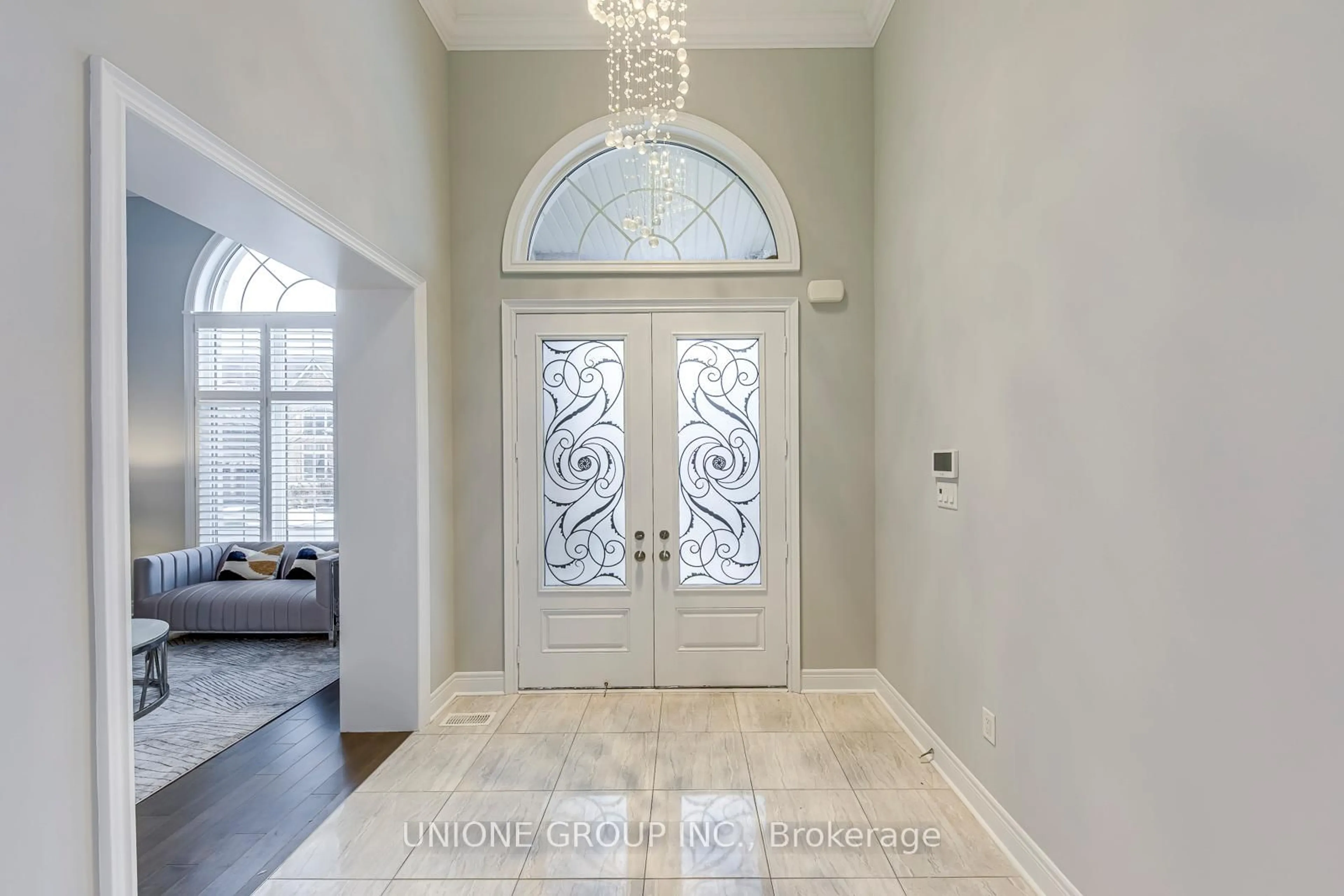 Indoor entryway for 166 Hoey Cres, Oakville Ontario L6M 0X1