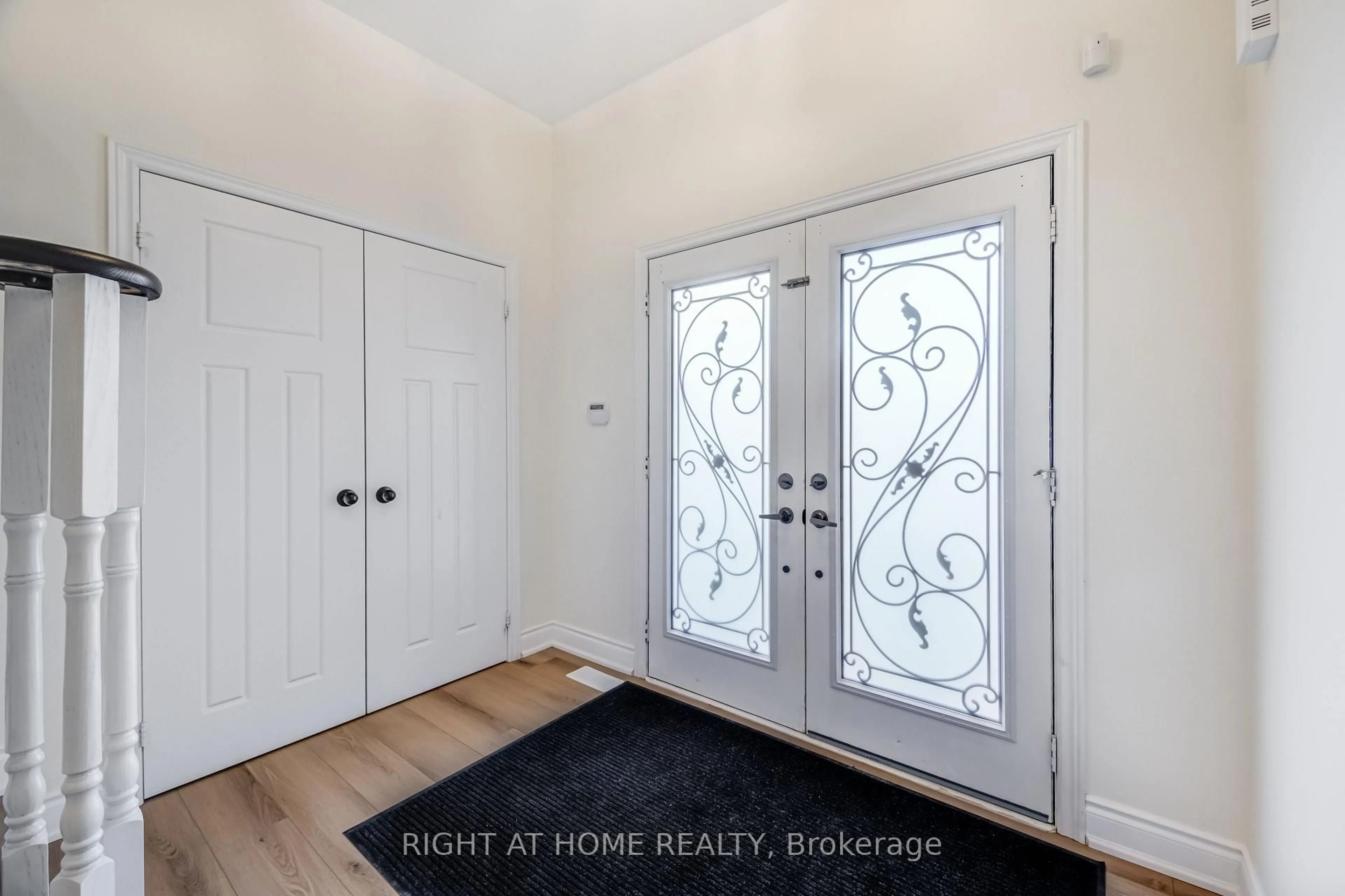 Indoor entryway for 279 Eaton St, Halton Hills Ontario L7G 6N8