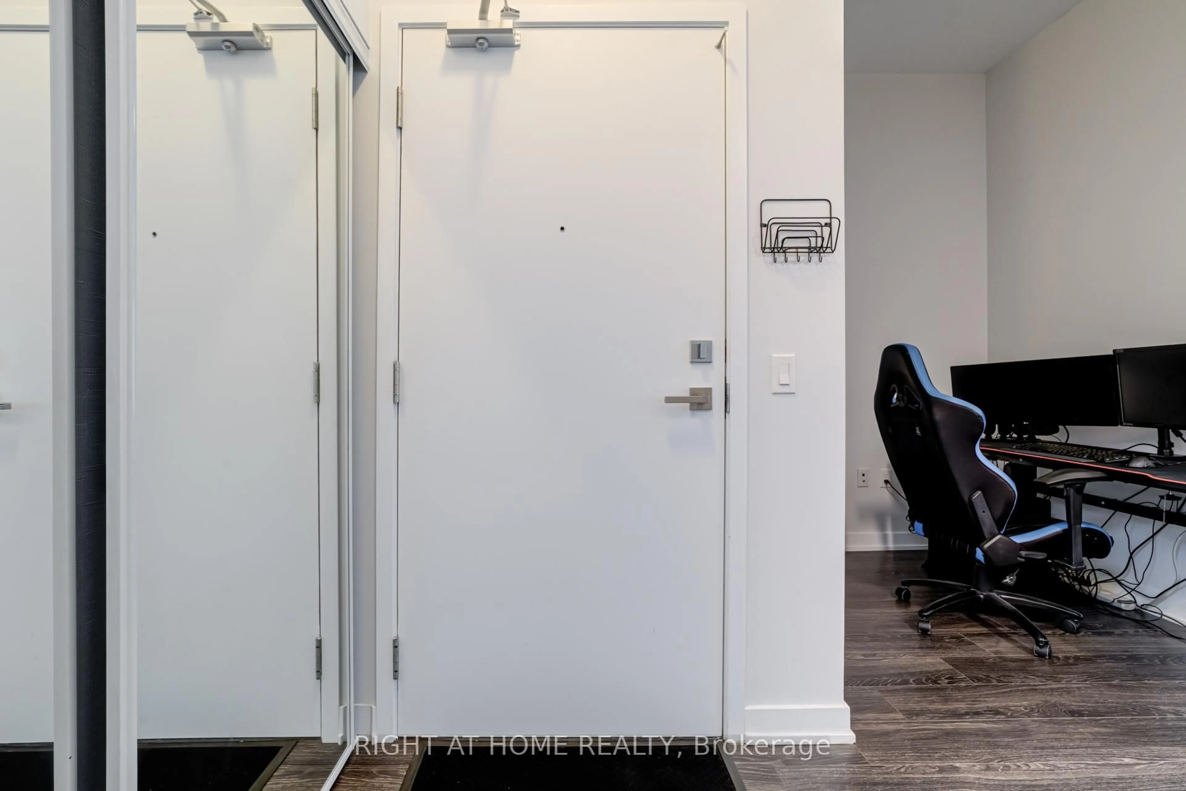 Indoor entryway for 4085 parkside village Dr #505, Mississauga Ontario L5B 0K9