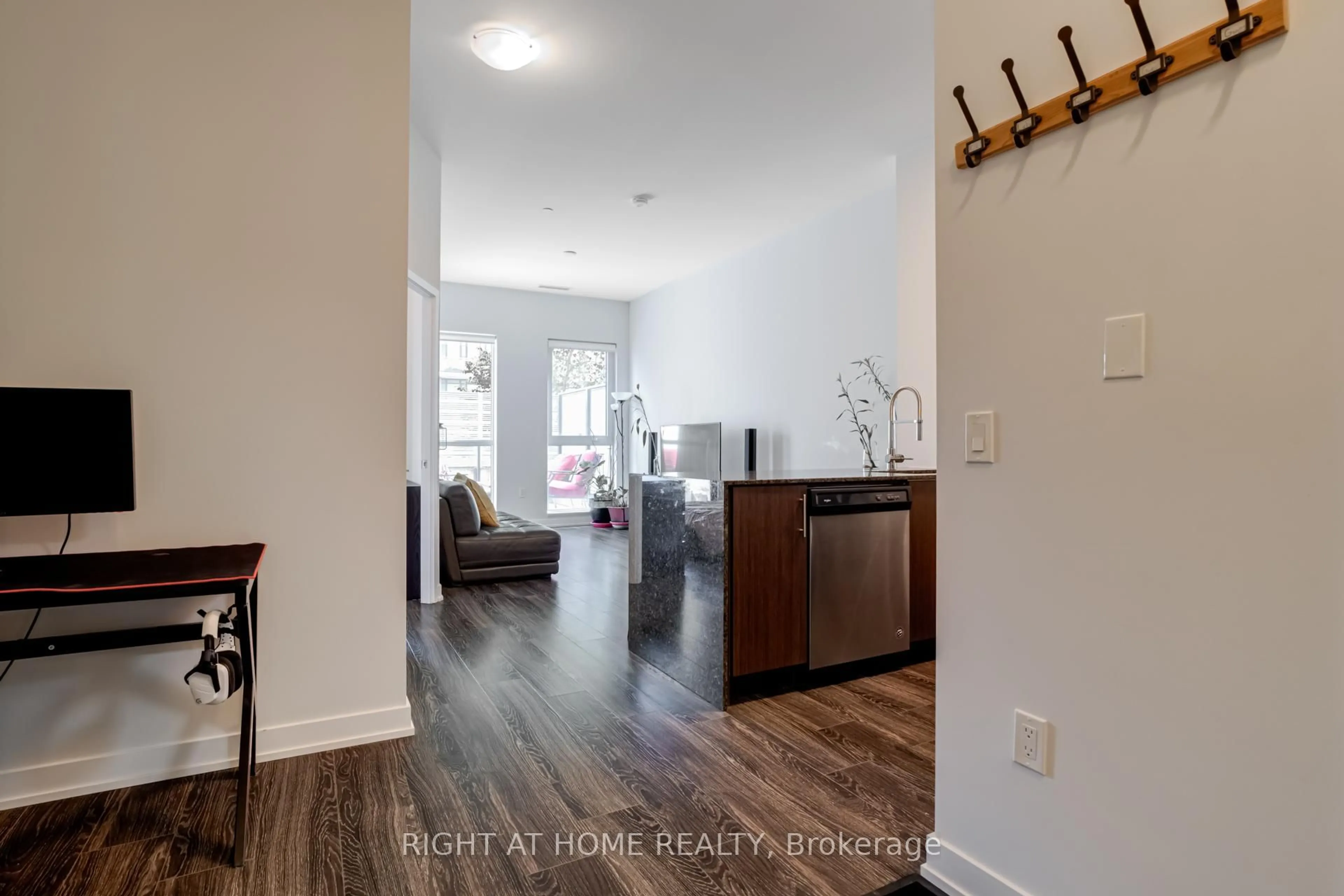 Indoor entryway for 4085 parkside village Dr #505, Mississauga Ontario L5B 0K9