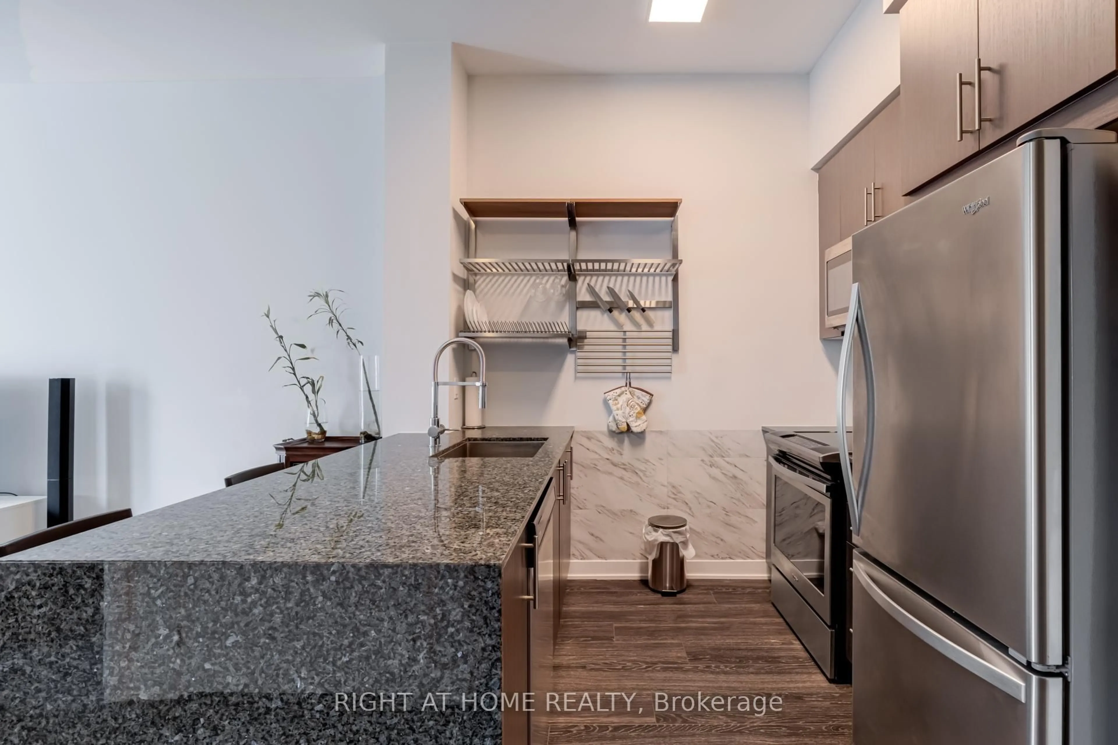 Unknown for 4085 parkside village Dr #505, Mississauga Ontario L5B 0K9