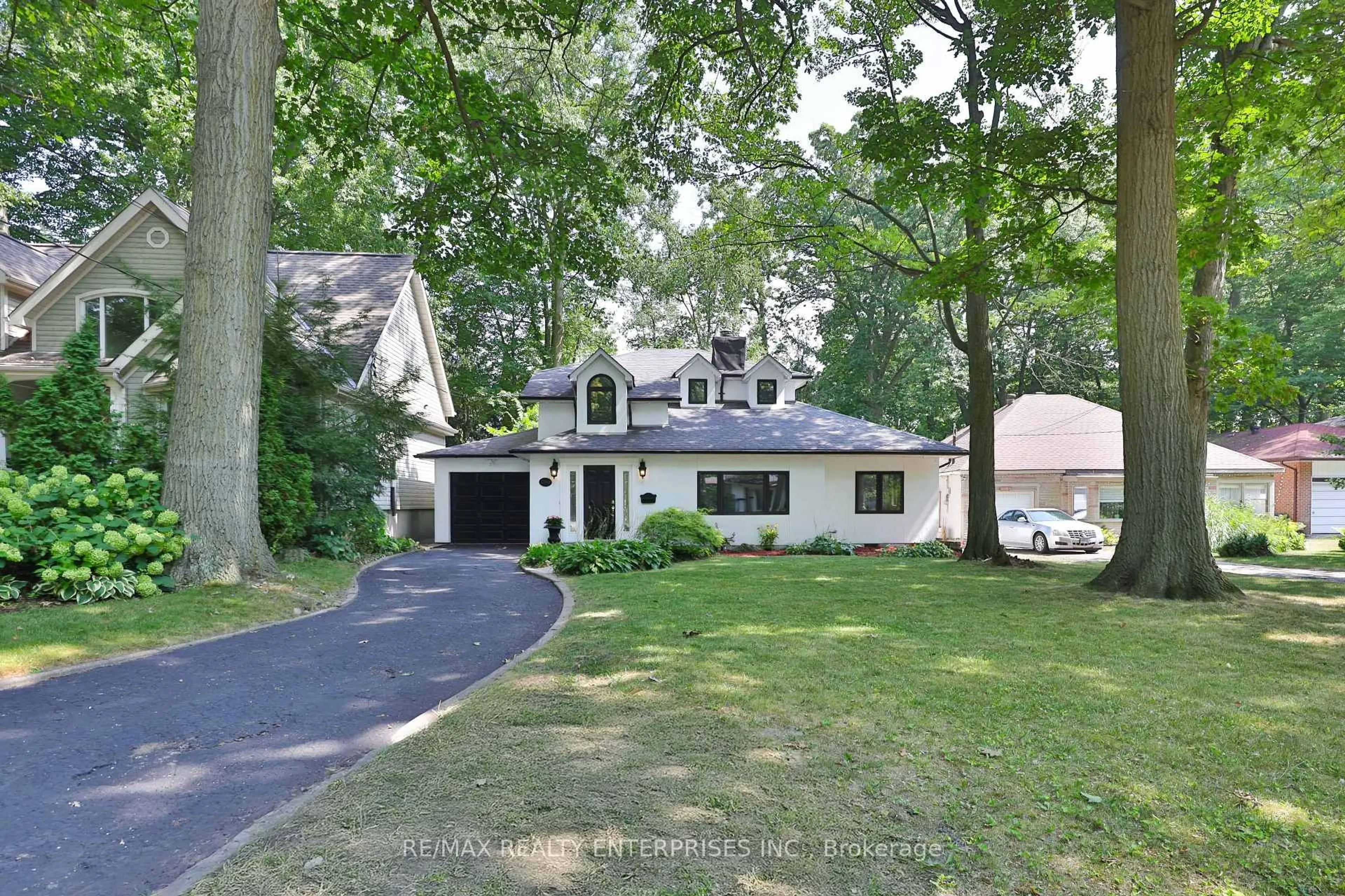 Home with vinyl exterior material, street for 1389 Milton Ave, Mississauga Ontario L5G 3C5