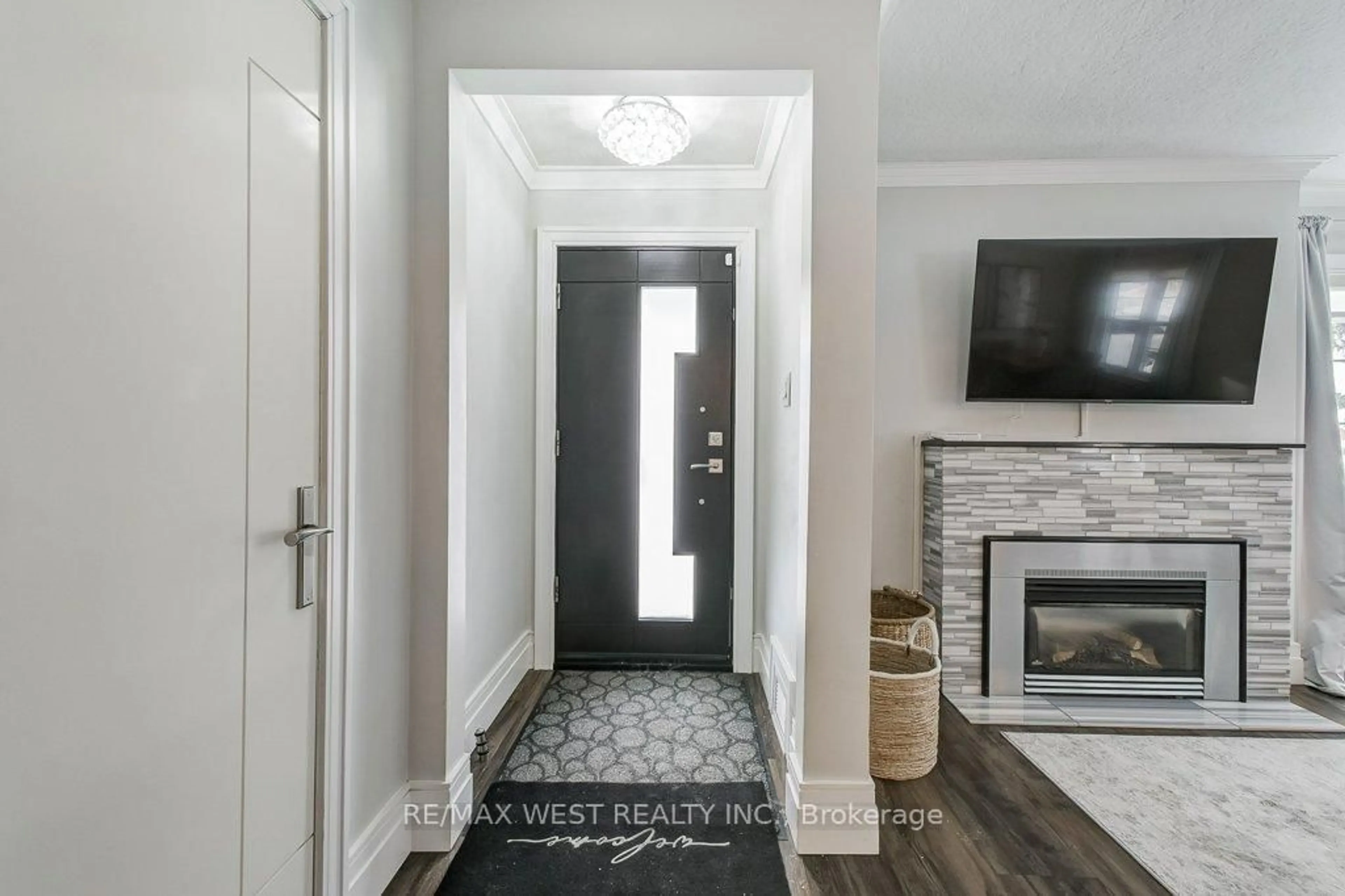Indoor entryway for 195 Berry Rd, Toronto Ontario M8Y 1X2