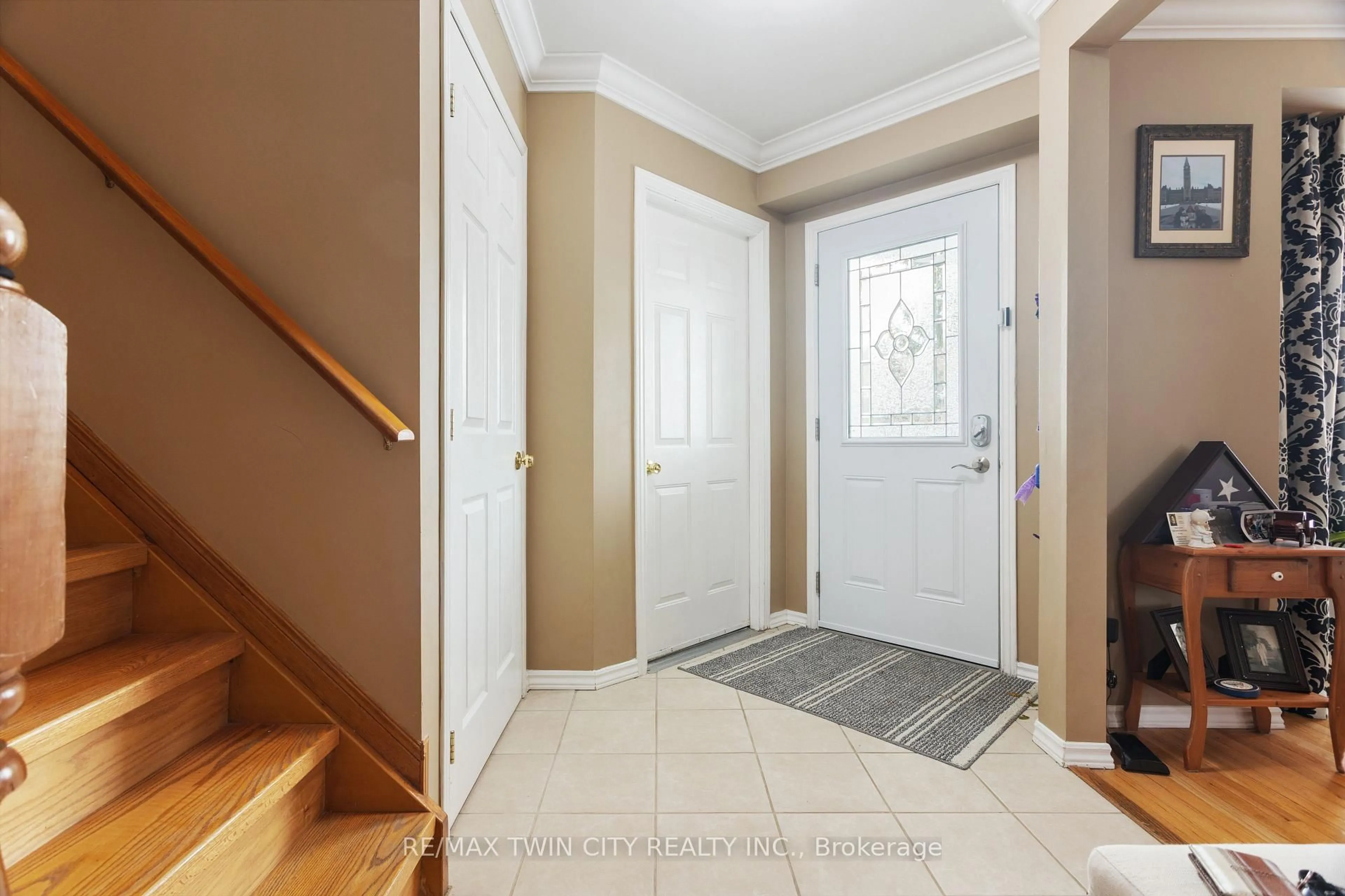 Indoor entryway for 1486 Reynolds Ave, Burlington Ontario L7M 3C1