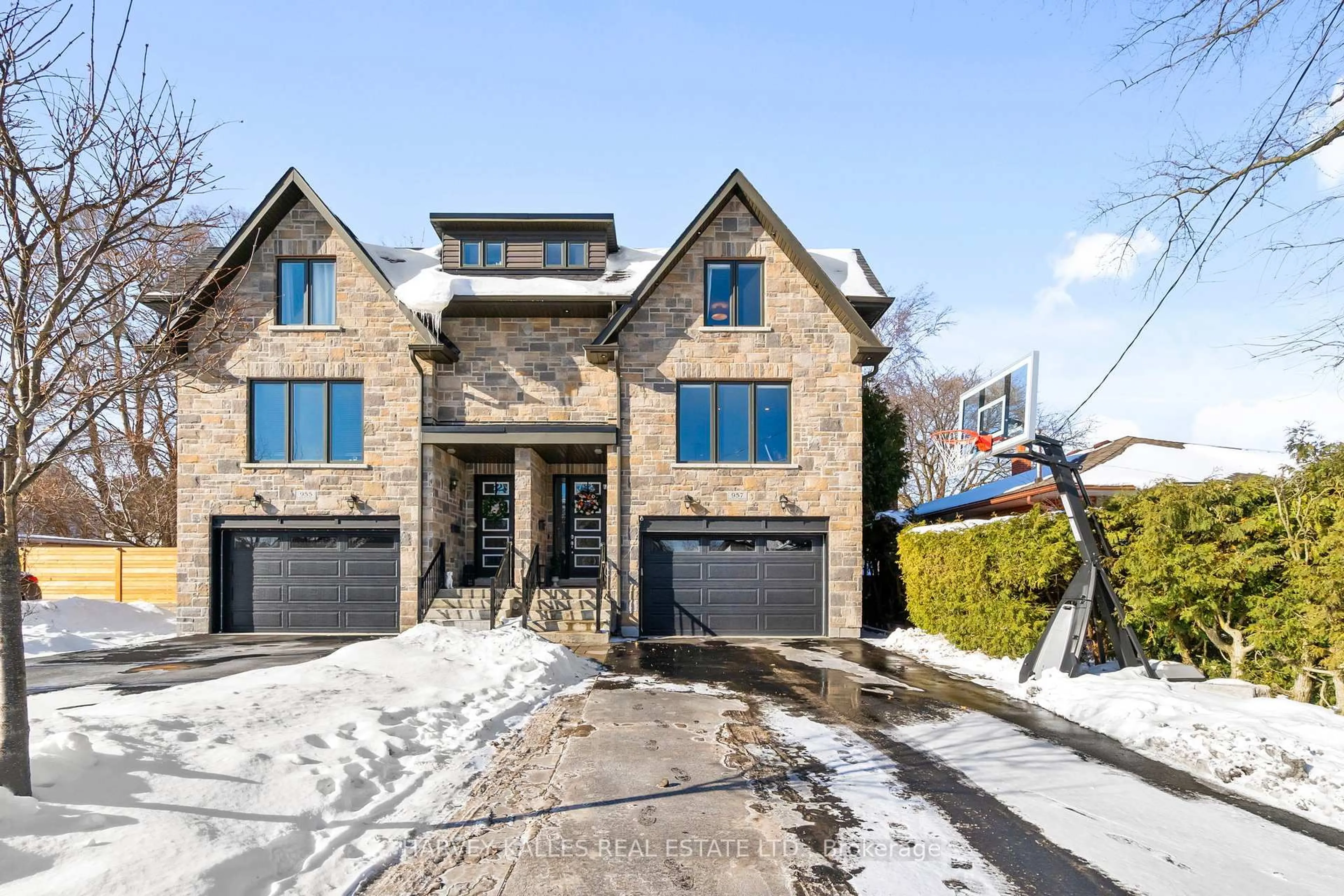 Home with brick exterior material, street for 957 Eighth St, Mississauga Ontario L5E 1R6