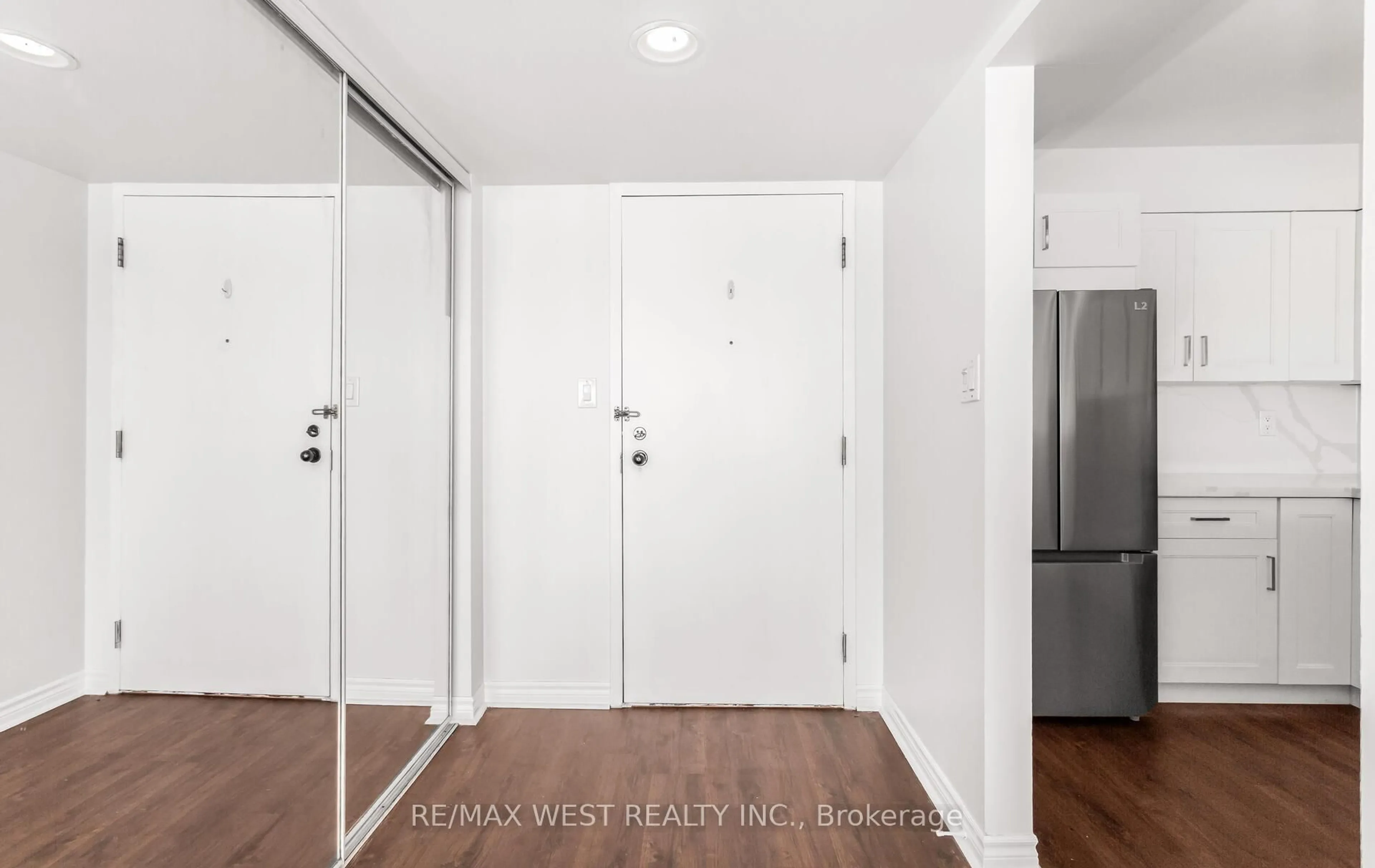 Indoor entryway for 50 Eglinton Ave #1510, Mississauga Ontario L5R 3P5