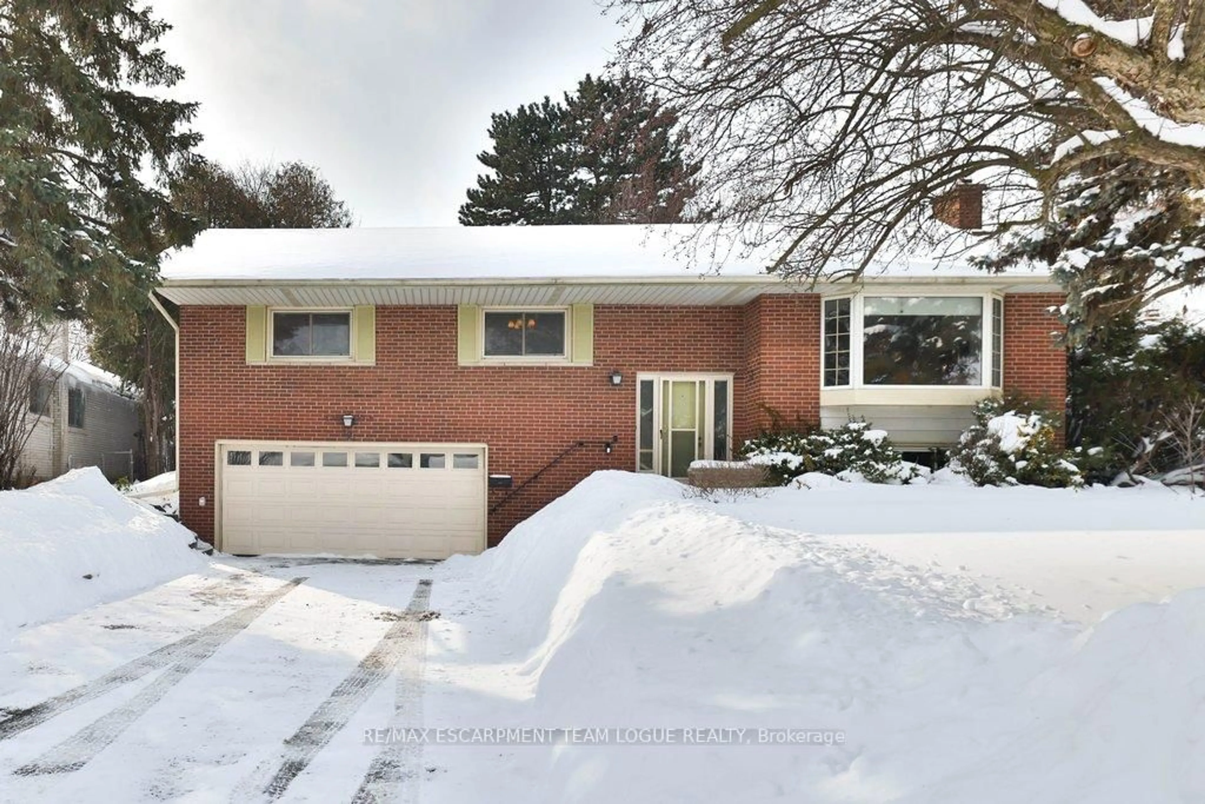 Home with brick exterior material, street for 221 Elizabeth St, Brampton Ontario L6Y 1S2