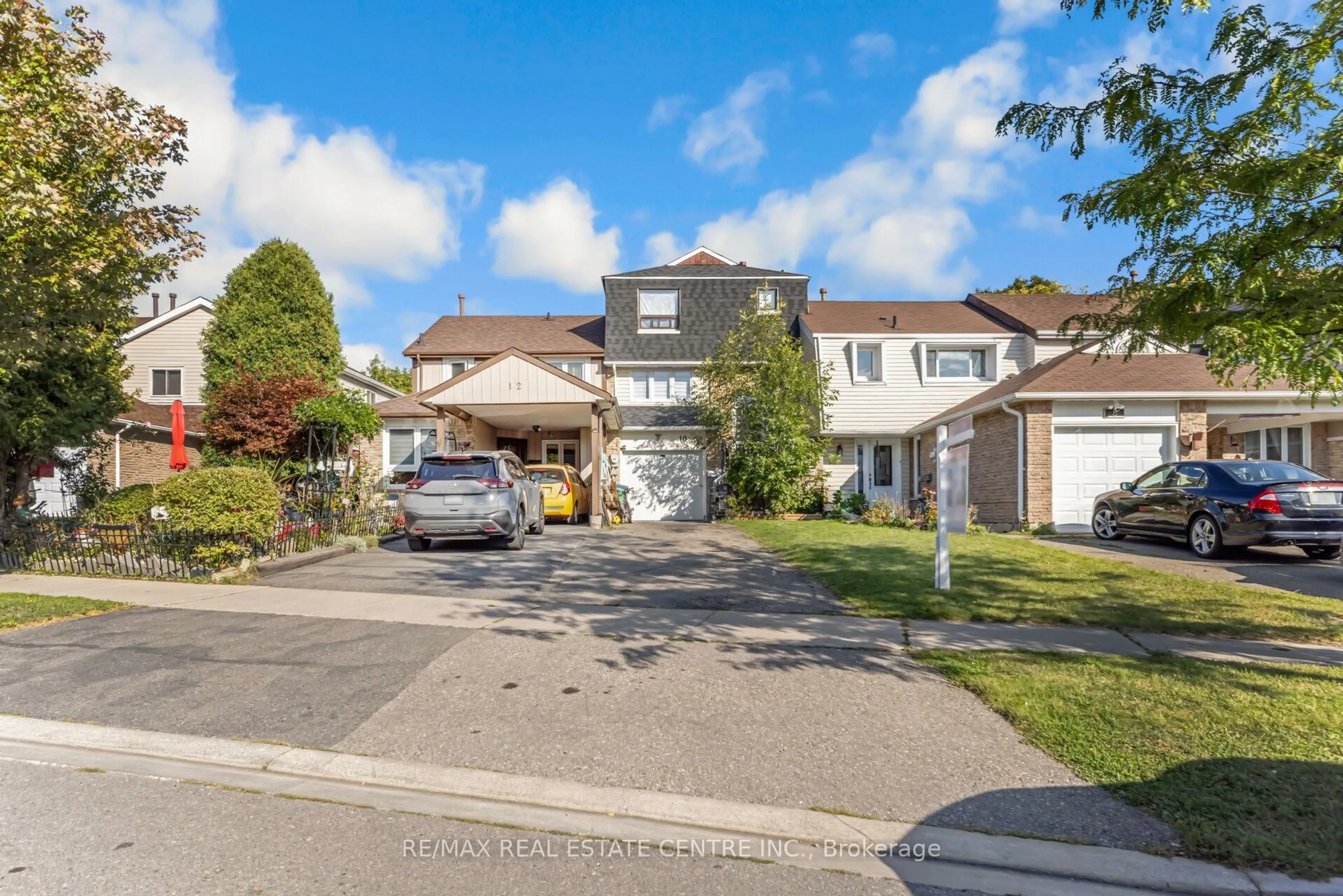 A pic from outside/outdoor area/front of a property/back of a property/a pic from drone, street for 10 Fanshawe Dr, Brampton Ontario L6Z 1A9