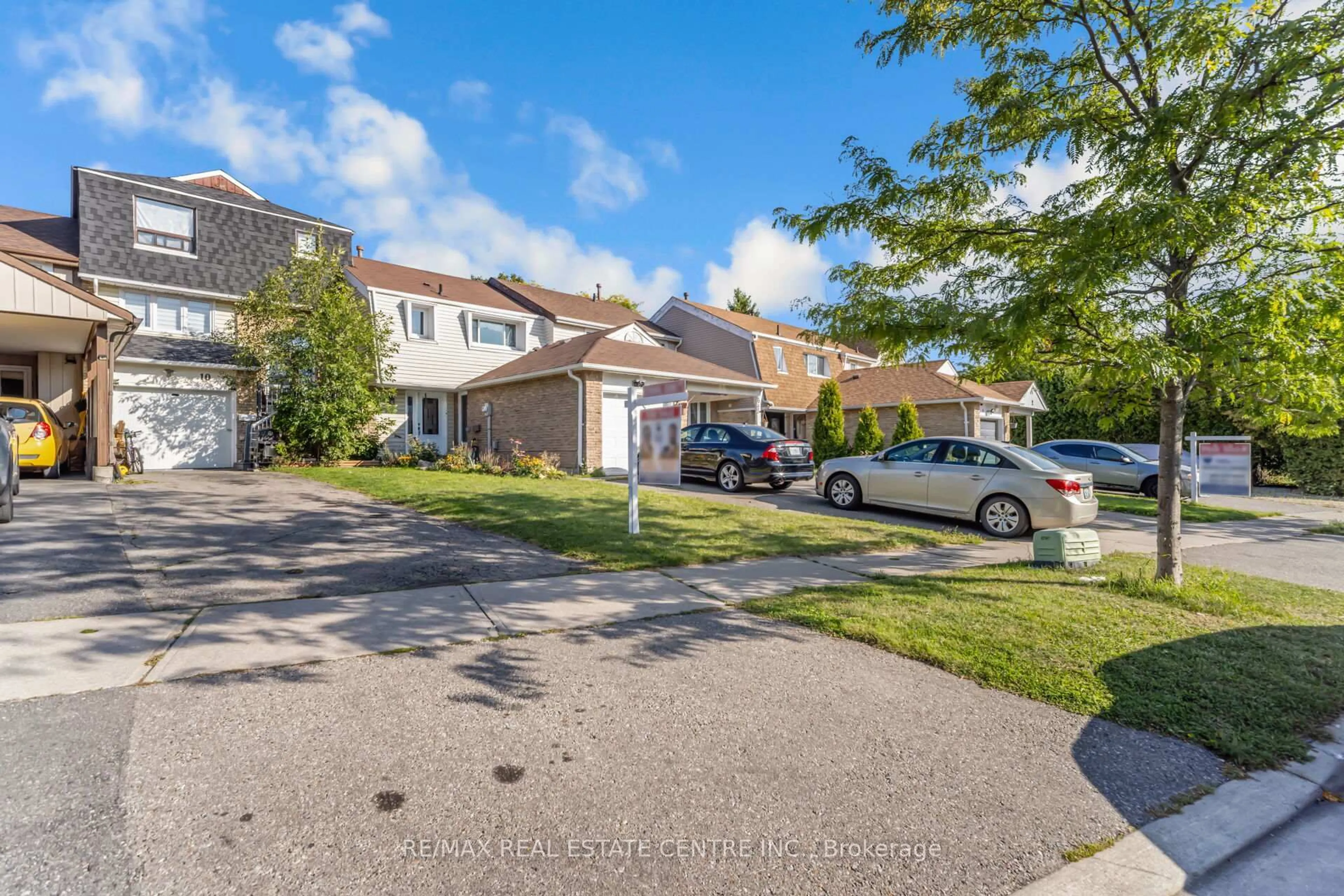 A pic from outside/outdoor area/front of a property/back of a property/a pic from drone, street for 10 Fanshawe Dr, Brampton Ontario L6Z 1A9
