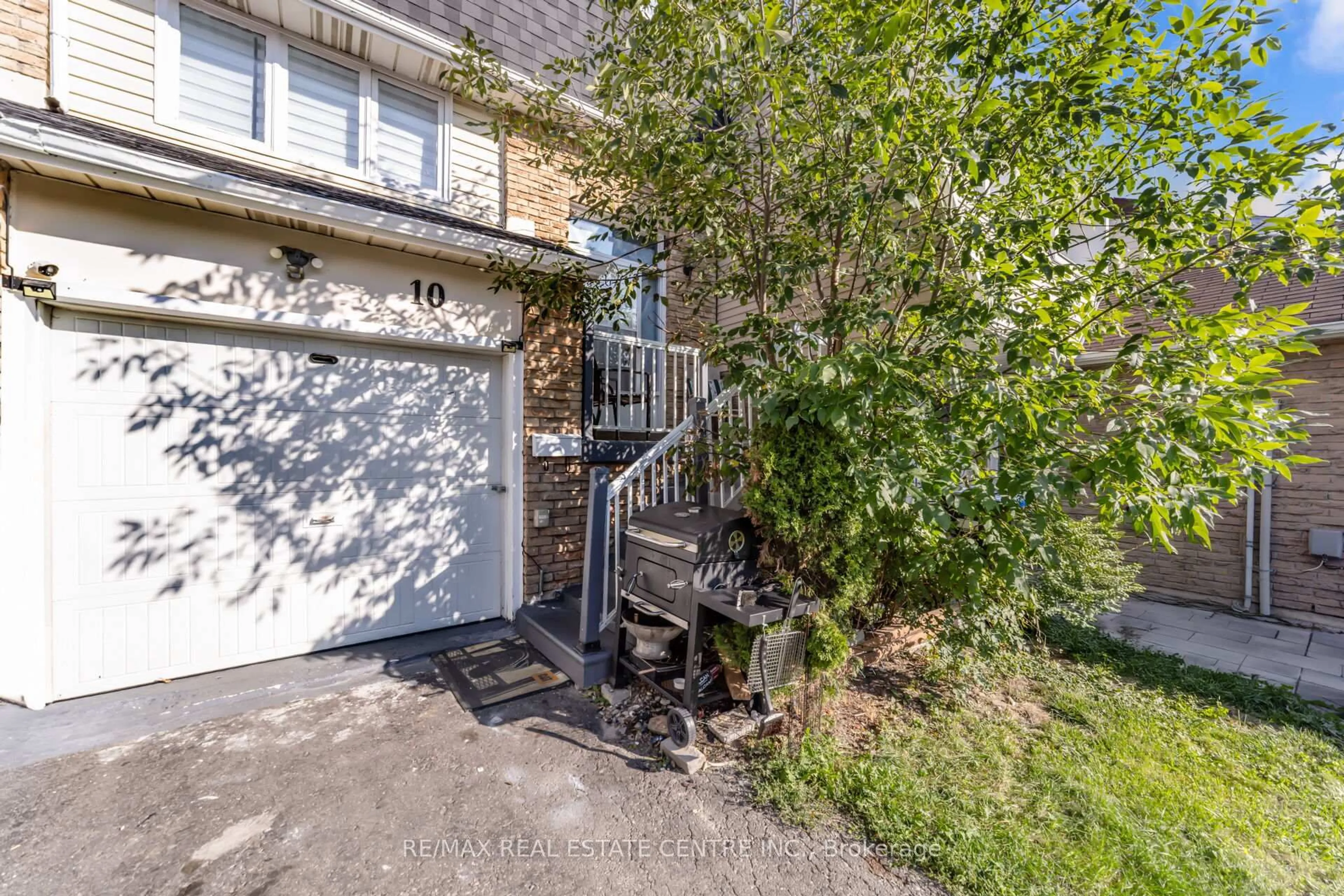 A pic from outside/outdoor area/front of a property/back of a property/a pic from drone, street for 10 Fanshawe Dr, Brampton Ontario L6Z 1A9