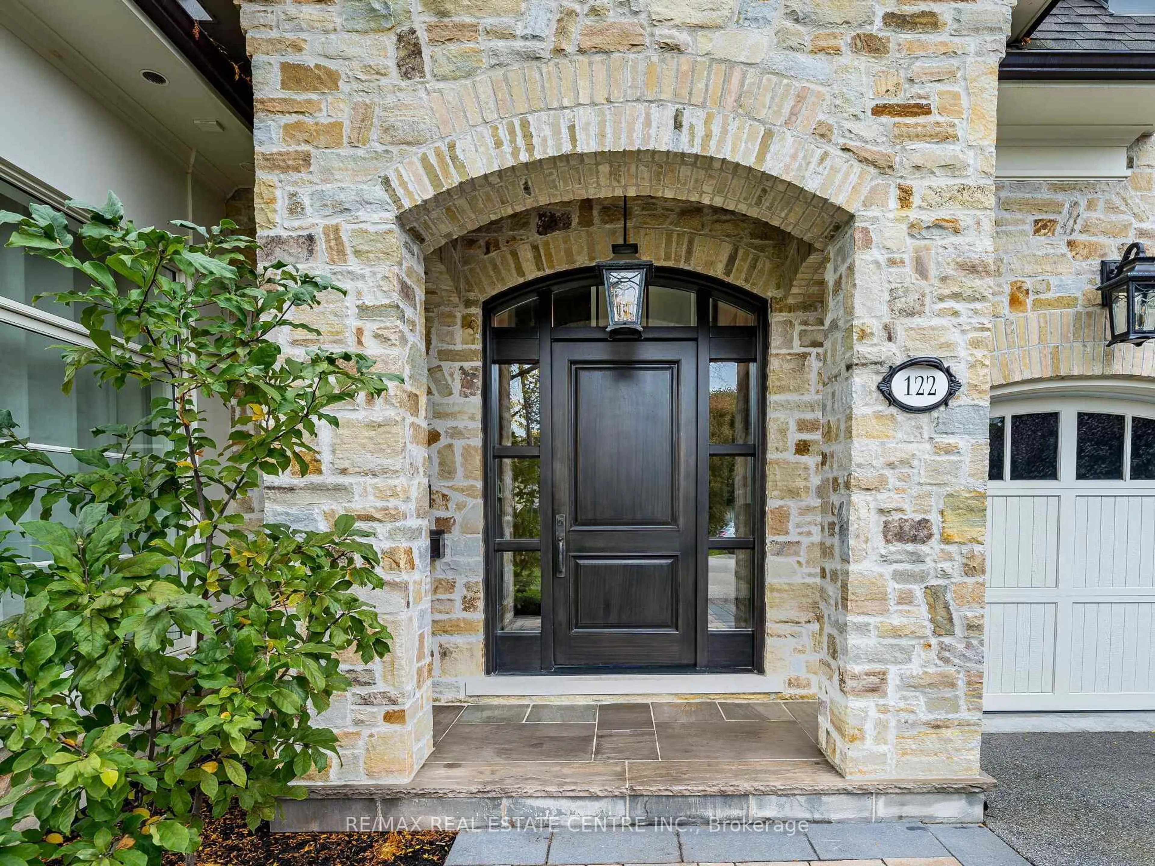 Indoor entryway for 122 Wimbleton Rd, Toronto Ontario M9A 3S6