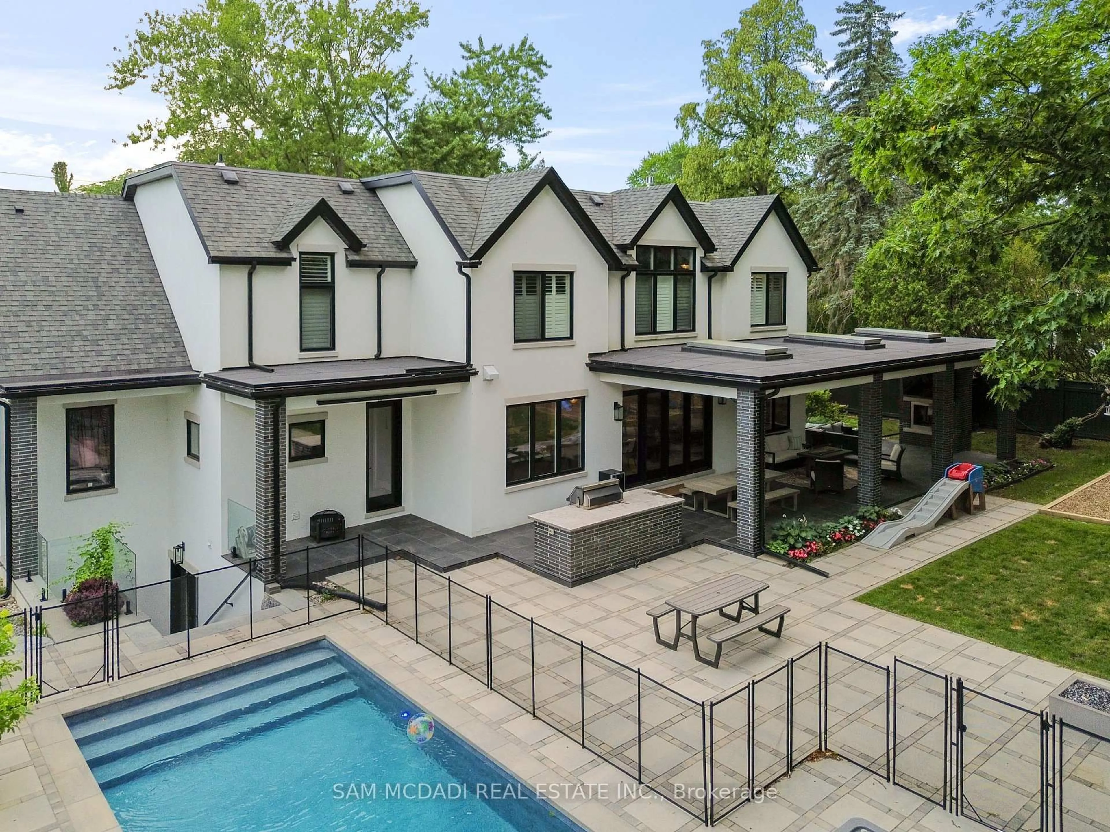 A pic from outside/outdoor area/front of a property/back of a property/a pic from drone, unknown for 231 Wedgewood Dr, Oakville Ontario L6J 4R6