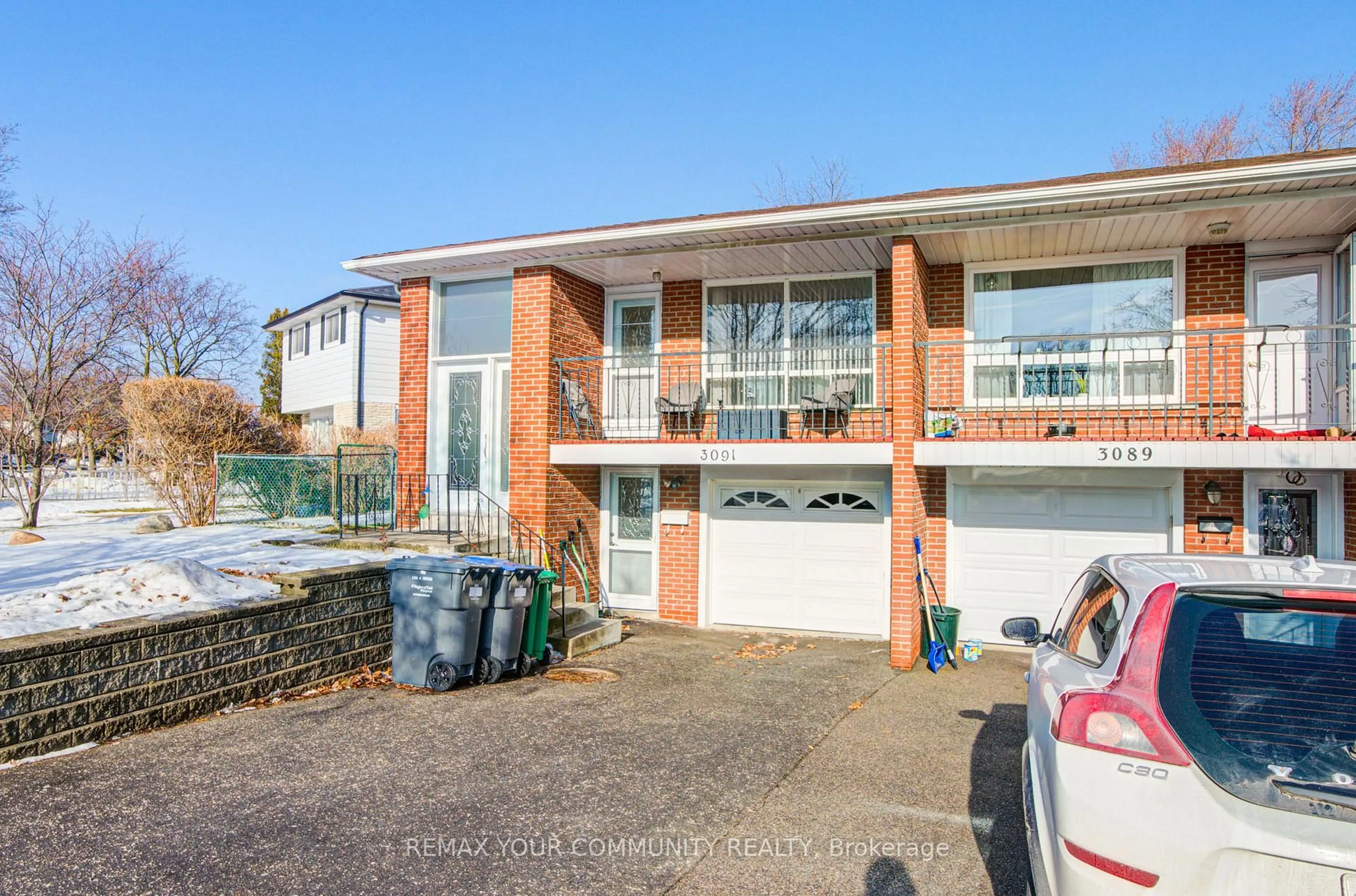 Home with brick exterior material, unknown for 3091 Rymal Rd, Mississauga Ontario L4Y 3B4