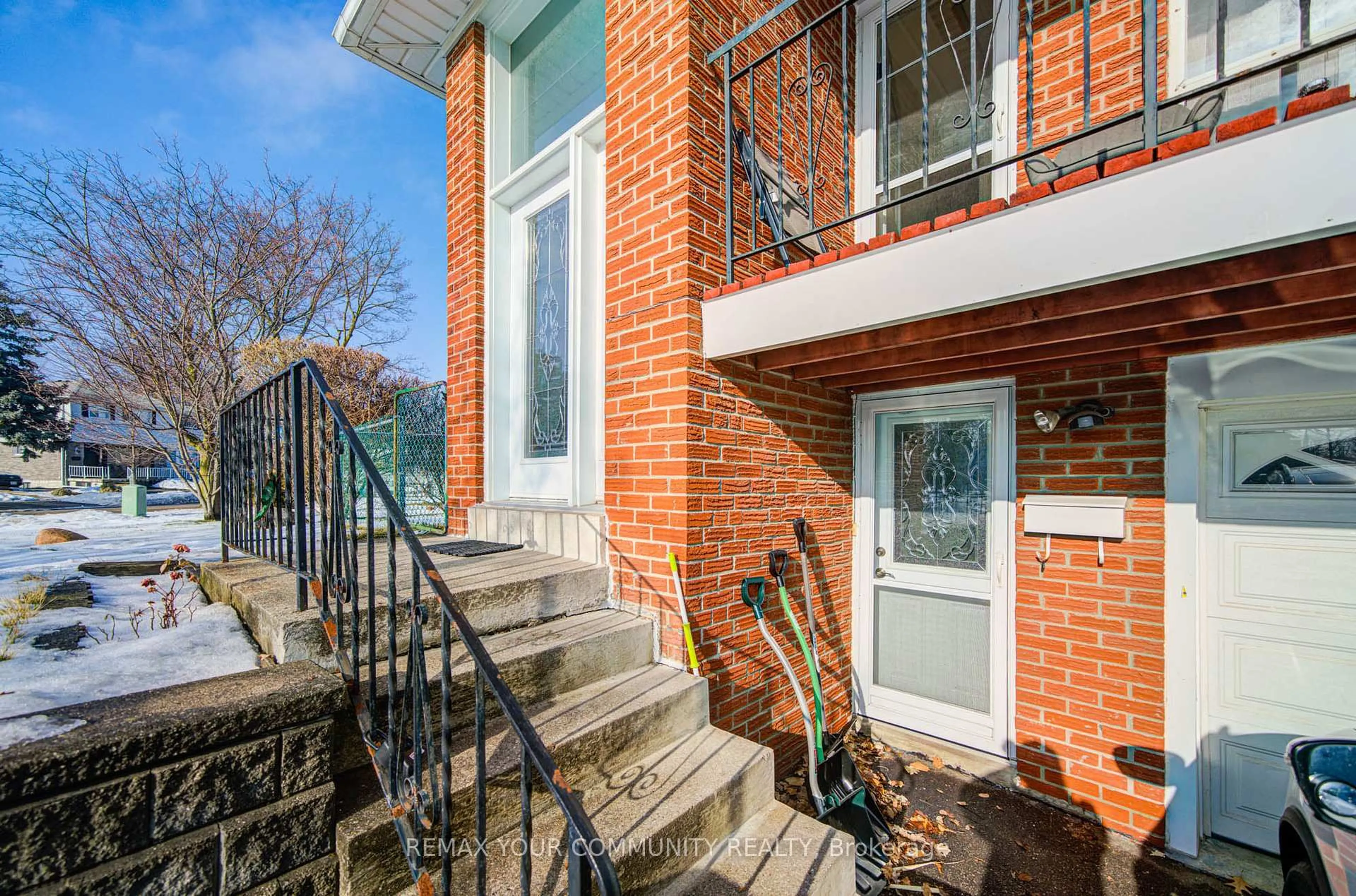 Home with brick exterior material, street for 3091 Rymal Rd, Mississauga Ontario L4Y 3B4