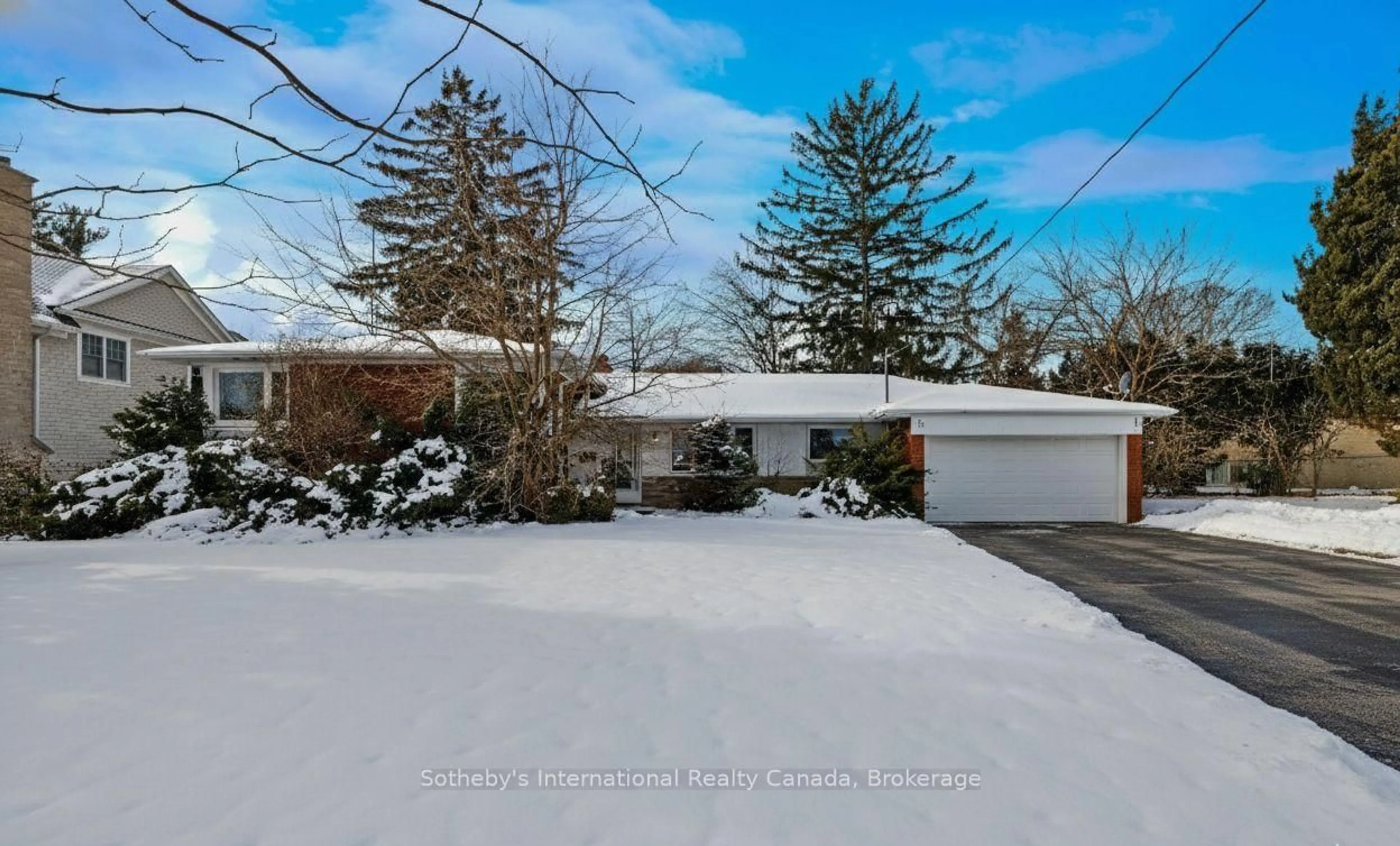 A pic from outside/outdoor area/front of a property/back of a property/a pic from drone, street for 272 Pinehurst Dr, Oakville Ontario L6J 4X3