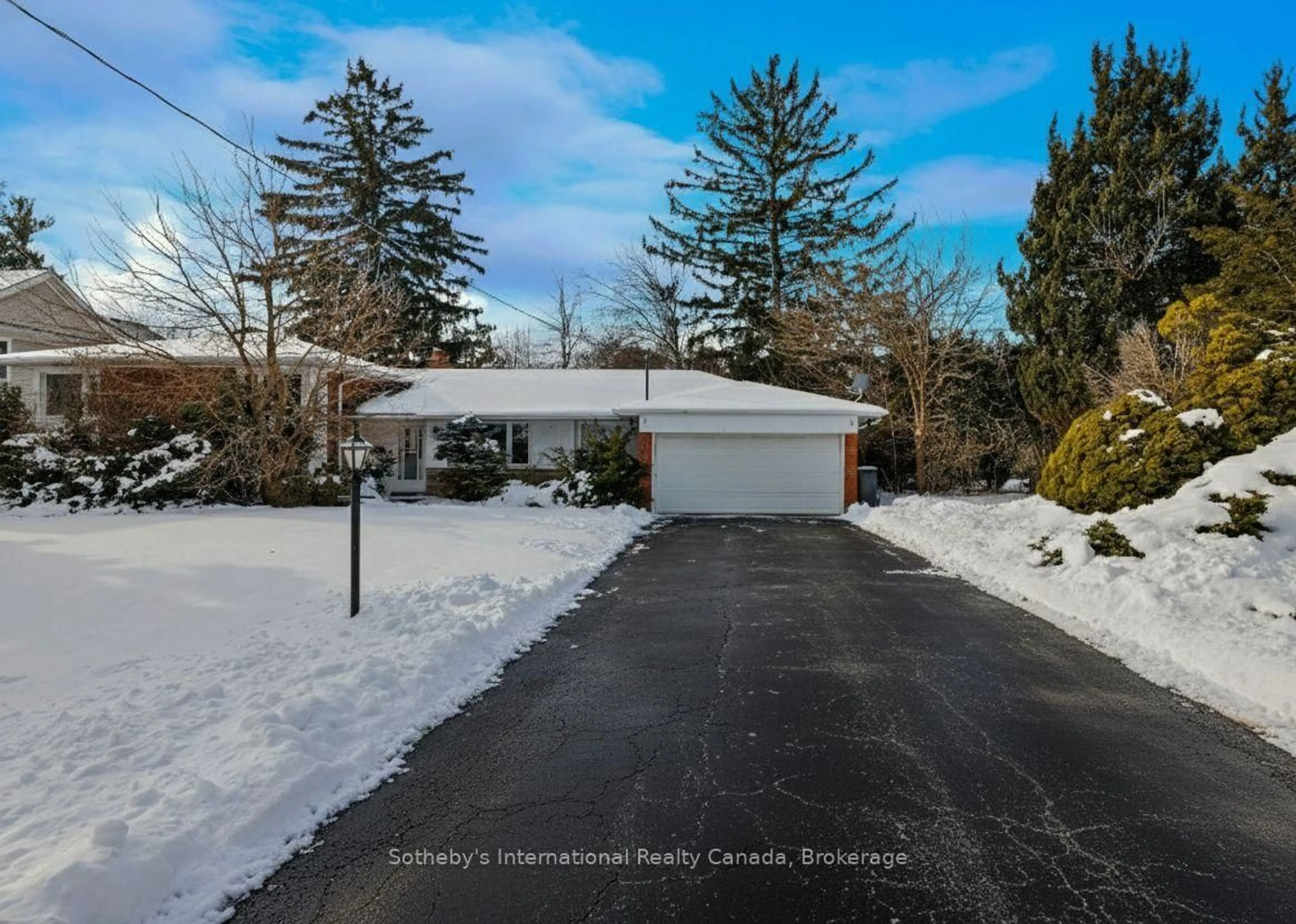 A pic from outside/outdoor area/front of a property/back of a property/a pic from drone, street for 272 Pinehurst Dr, Oakville Ontario L6J 4X3