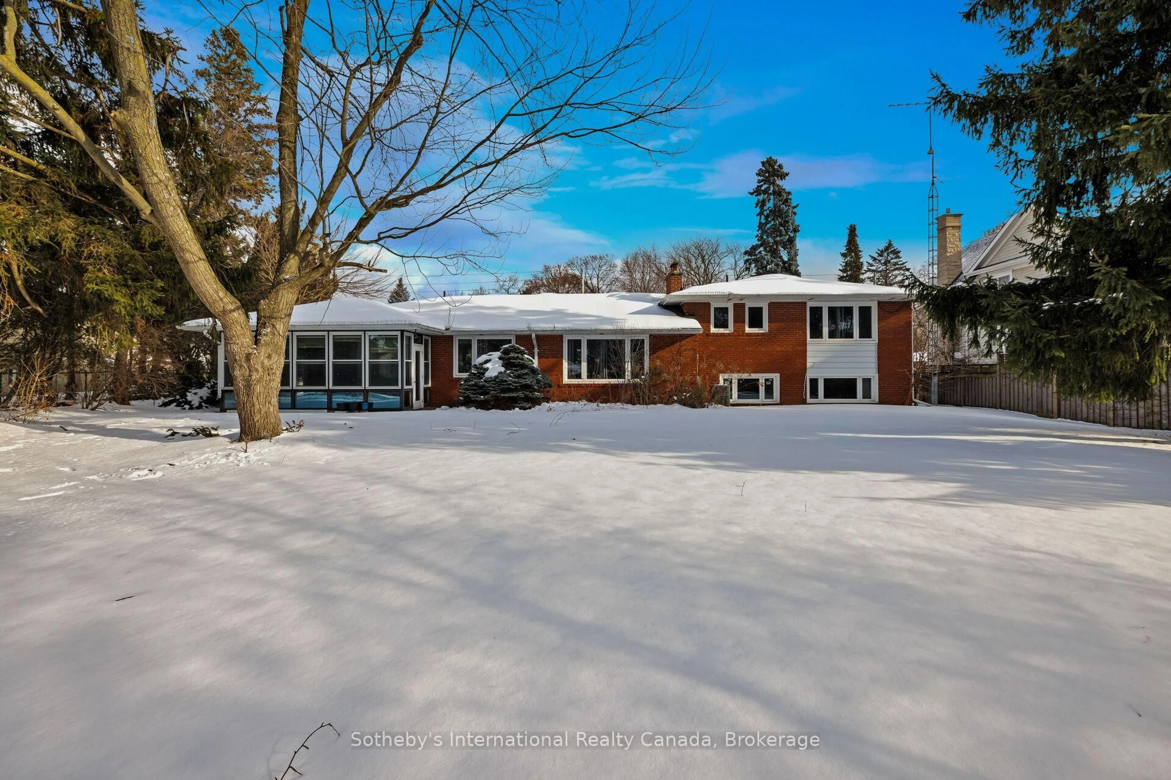 A pic from outside/outdoor area/front of a property/back of a property/a pic from drone, street for 272 Pinehurst Dr, Oakville Ontario L6J 4X3