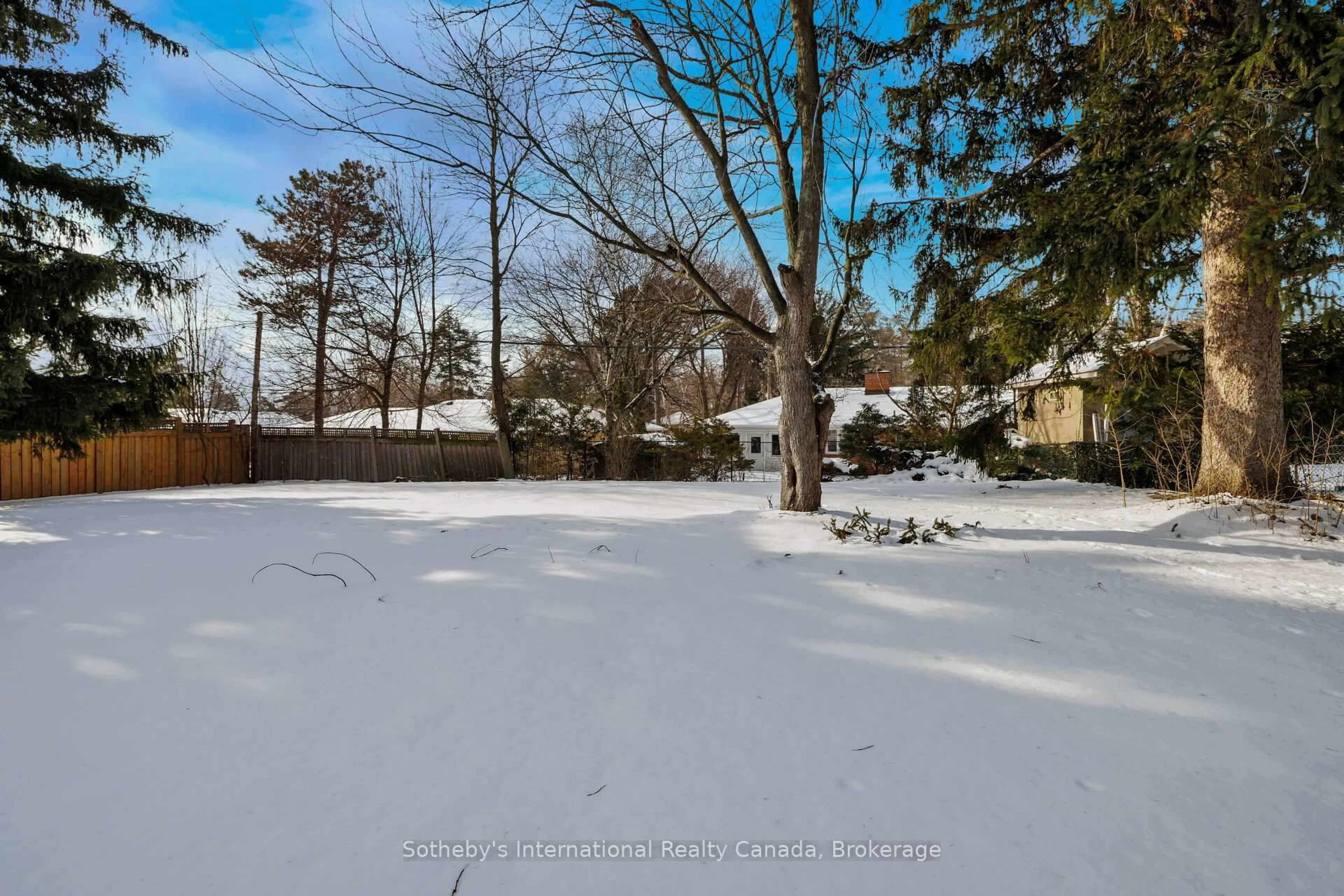 Patio, street for 272 Pinehurst Dr, Oakville Ontario L6J 4X3