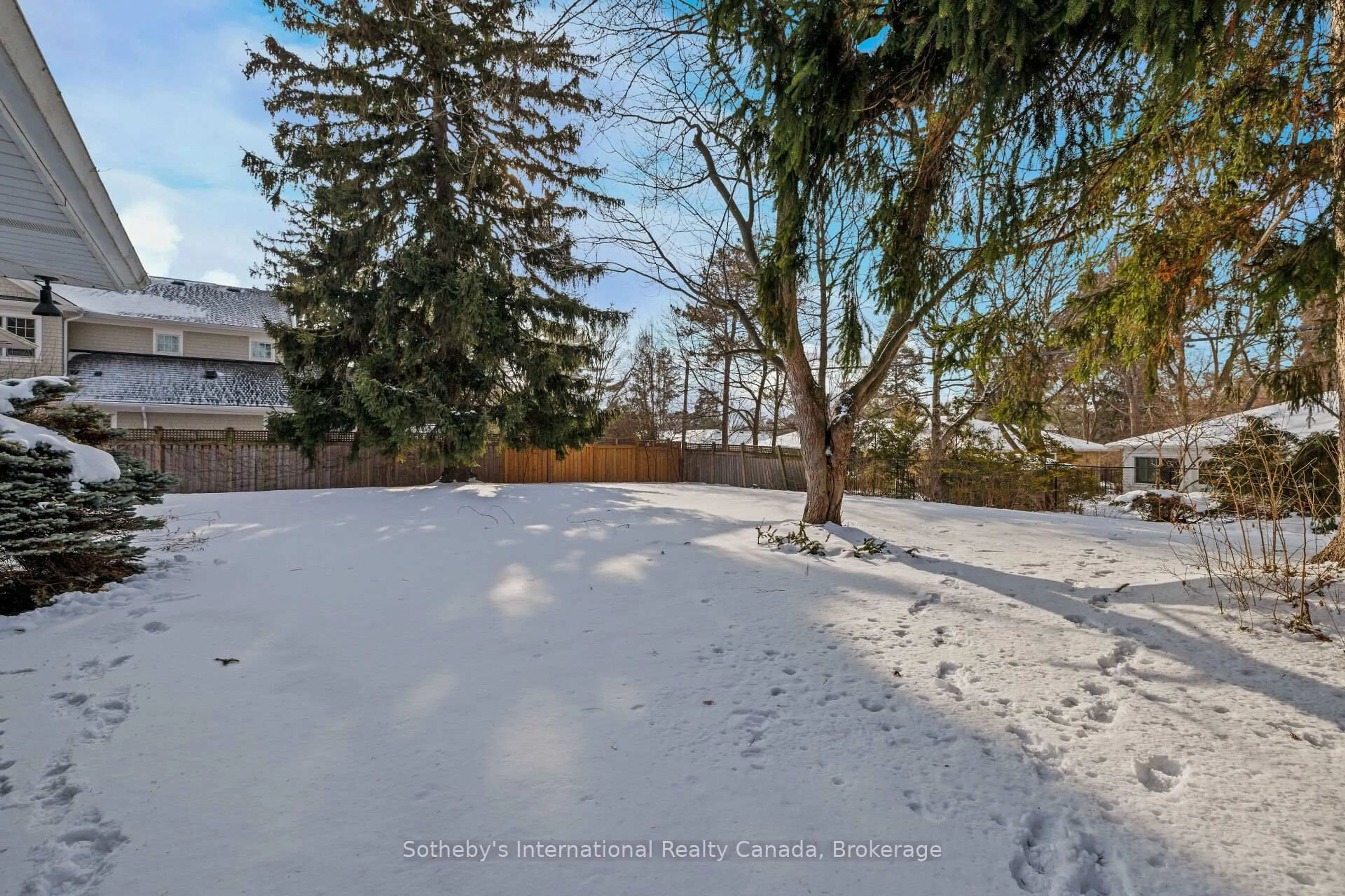 Patio, street for 272 Pinehurst Dr, Oakville Ontario L6J 4X3