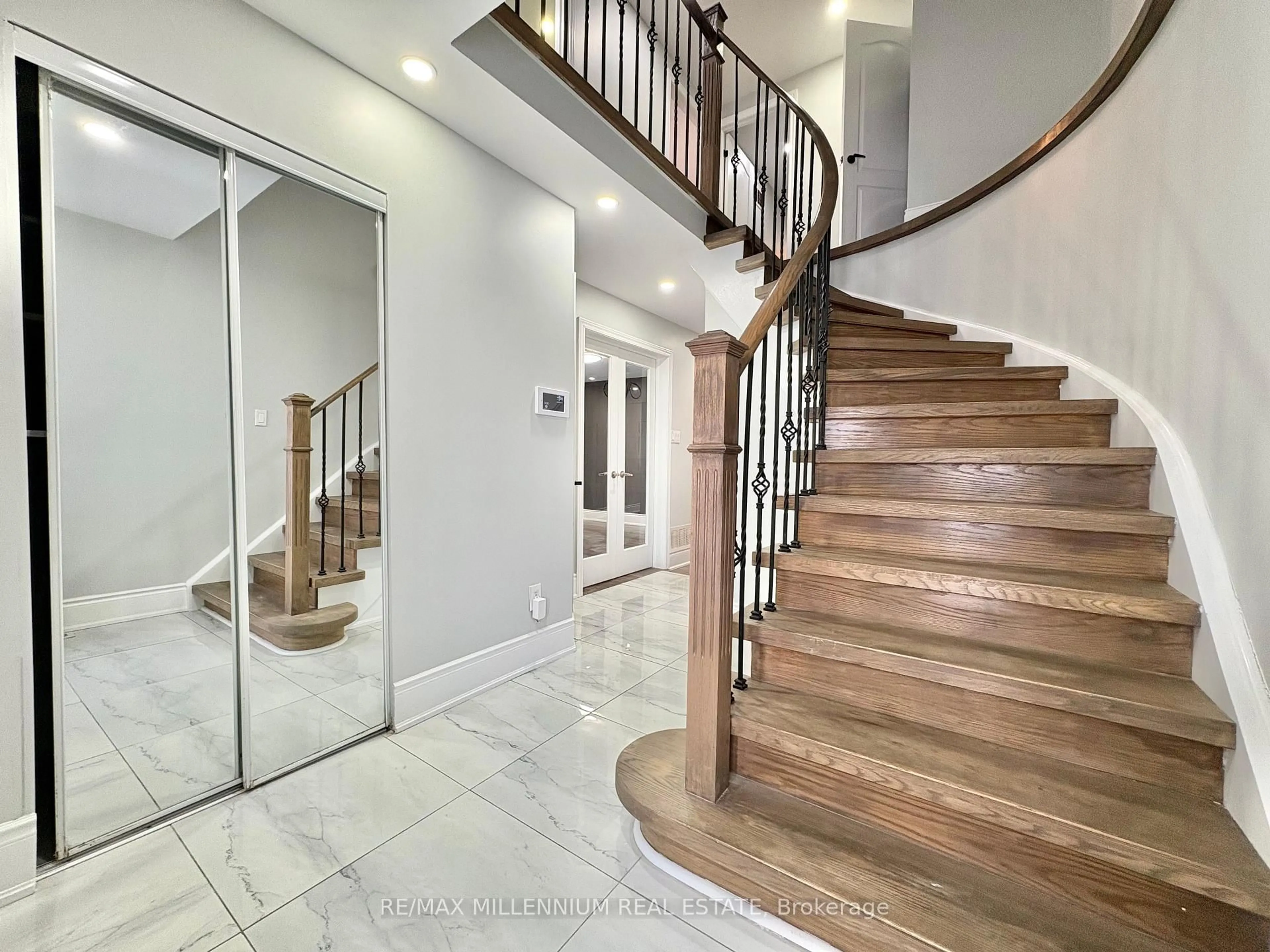 Unknown for 28 Hendricks Cres, Brampton Ontario L6Y 4L2