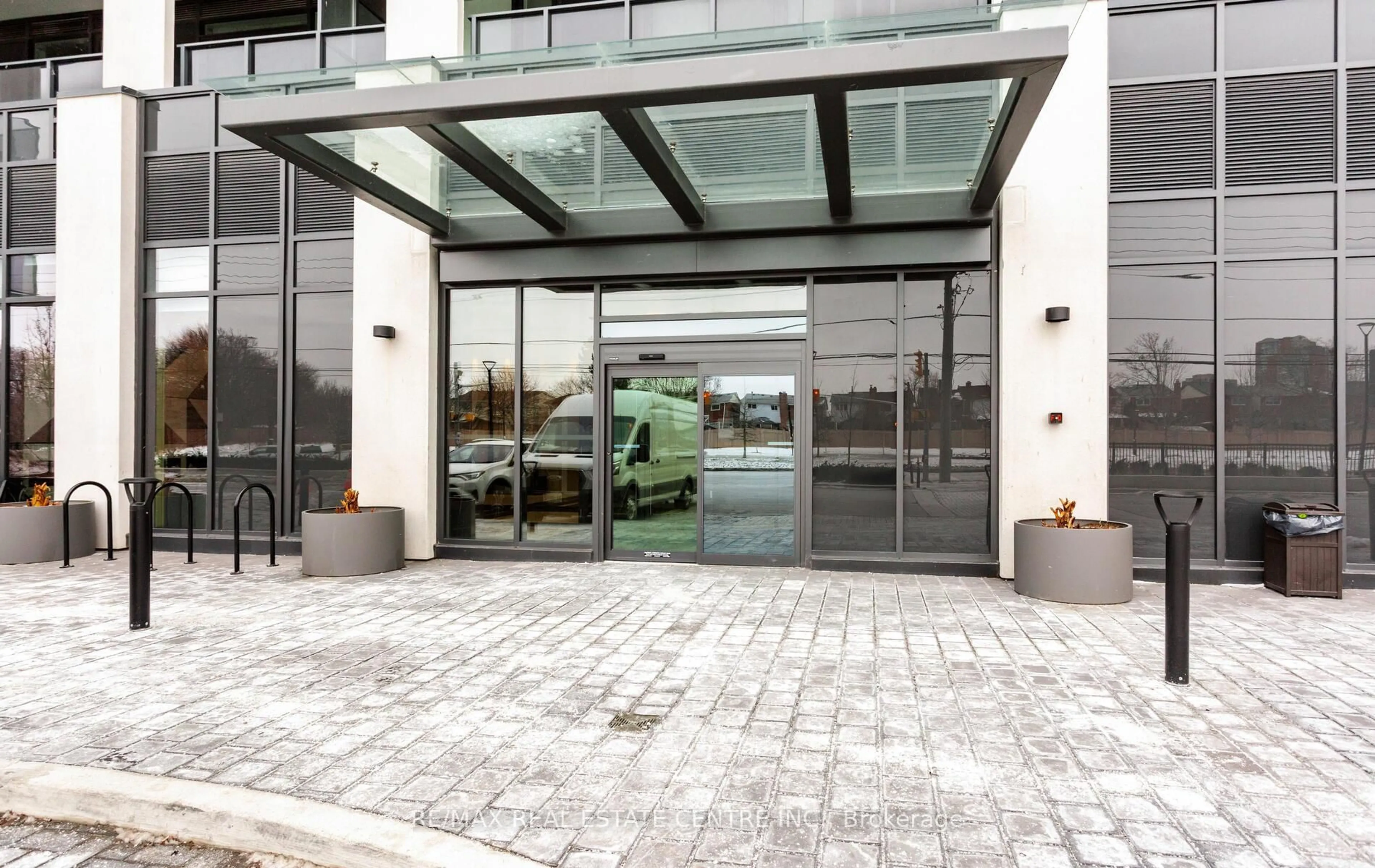 Indoor foyer for 202 Burnhamthorpe Rd #2208, Mississauga Ontario L5A 0B2