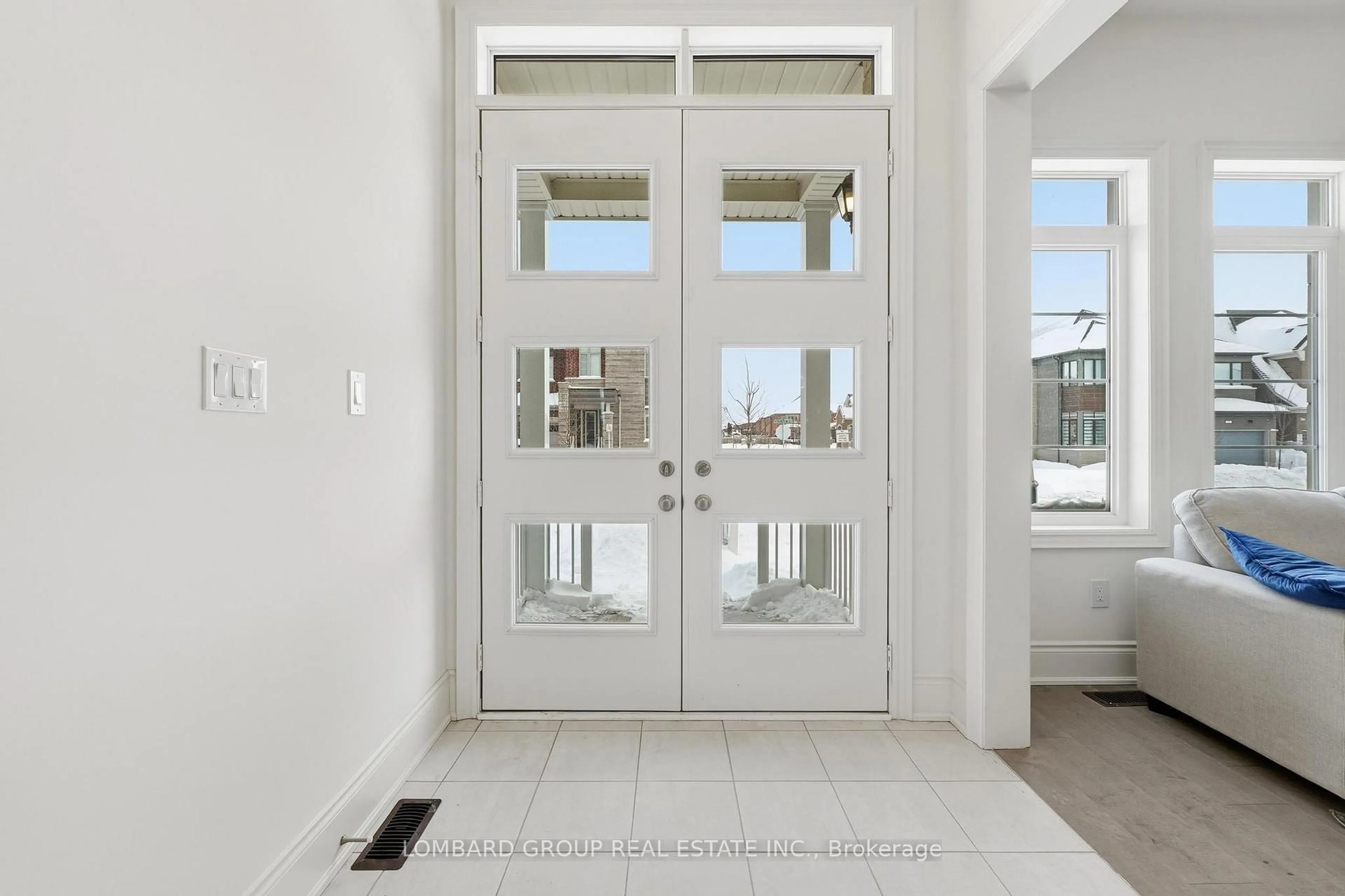 Indoor entryway for 37 North Park Blvd, Oakville Ontario L6M 0W8