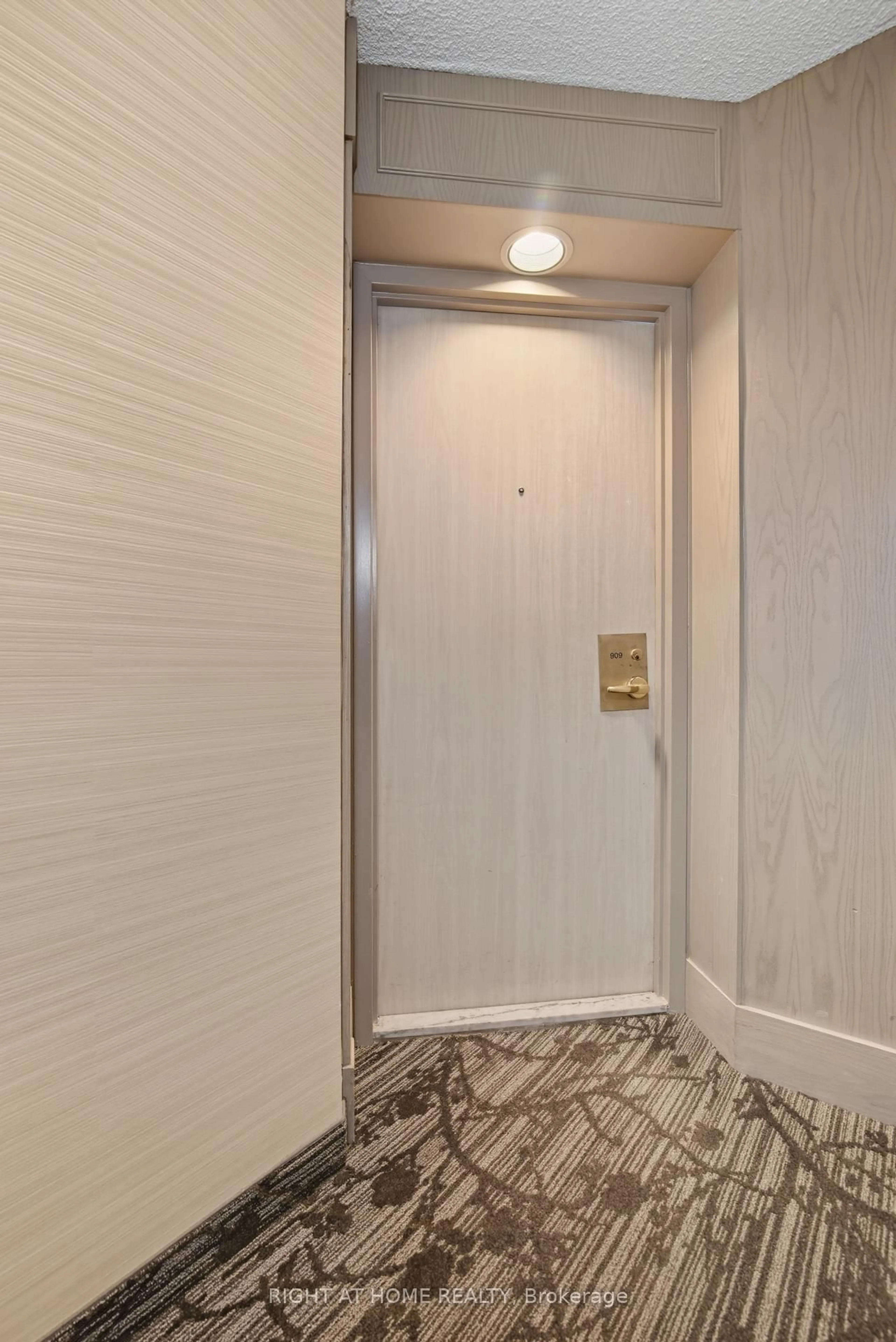 Indoor foyer for 2155 Burnhamthorpe Rd #909, Mississauga Ontario L5L 5P4